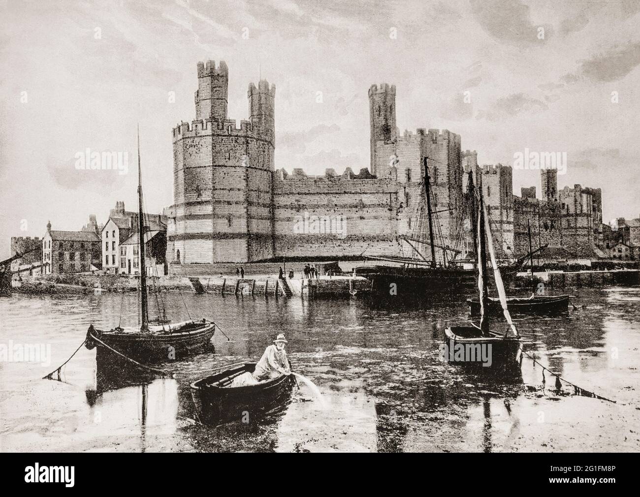 Vue de la fin du XIXe siècle d'un pêcheur se lançant sur le Seiont d'Afon (rivière) en face du château de Caernarfon ou du château de Carnarvon ou du château de Caernarvon, une forteresse médiévale à Caernarfon, Gwynedd, dans le nord du pays de Galles. Le roi Edward I d'Angleterre a commencé au remplacer par la structure en pierre actuelle en 1283. Le château a été assiégé trois fois pendant la guerre civile lorsqu'il a été remis aux forces parlementaires en 1646. C'était la dernière fois que le château de Caernarfon a vu des combats. Le château a été négligé jusqu'à la fin du XIXe siècle lorsque le gouvernement a financé des réparations. Banque D'Images