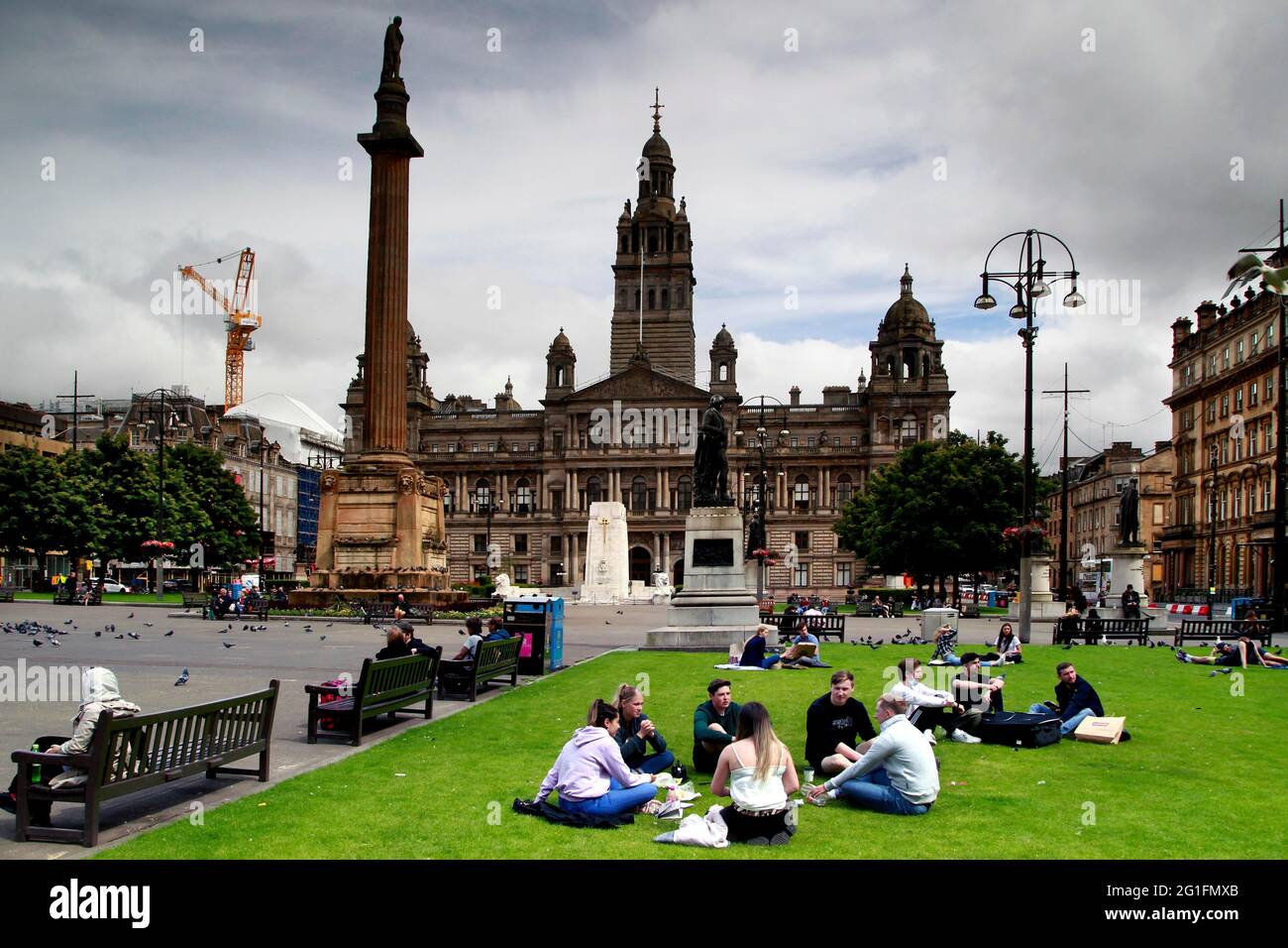 George Squuare, place principale, colonne avec monument Scott, monument Scott, hôtel de ville, chambres de ville de Glasgow, parc, Personnes dans le parc, Glasgow Banque D'Images