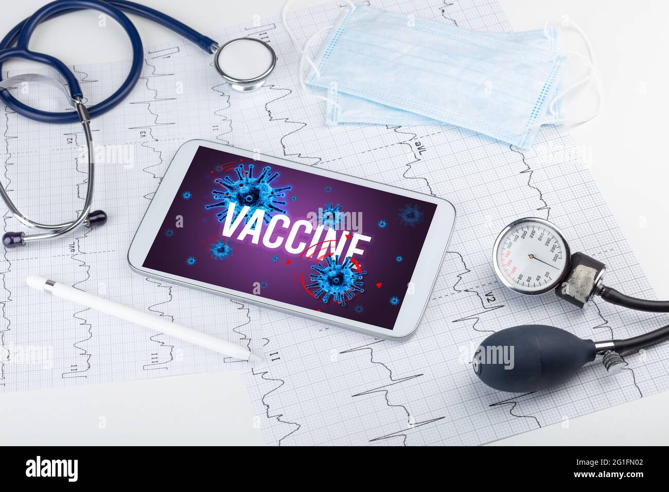 Tablette pc et outils médicaux sur surface blanche Banque D'Images