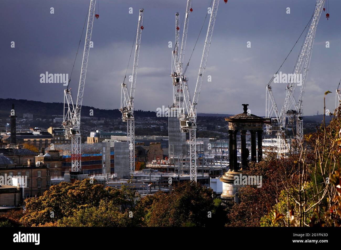 Calton Hill, patrimoine mondial de l'UNESCO, monument Dugald Stewart, vue sur le nouveau quartier de la construction, Édimbourg, Écosse, Royaume-Uni Banque D'Images