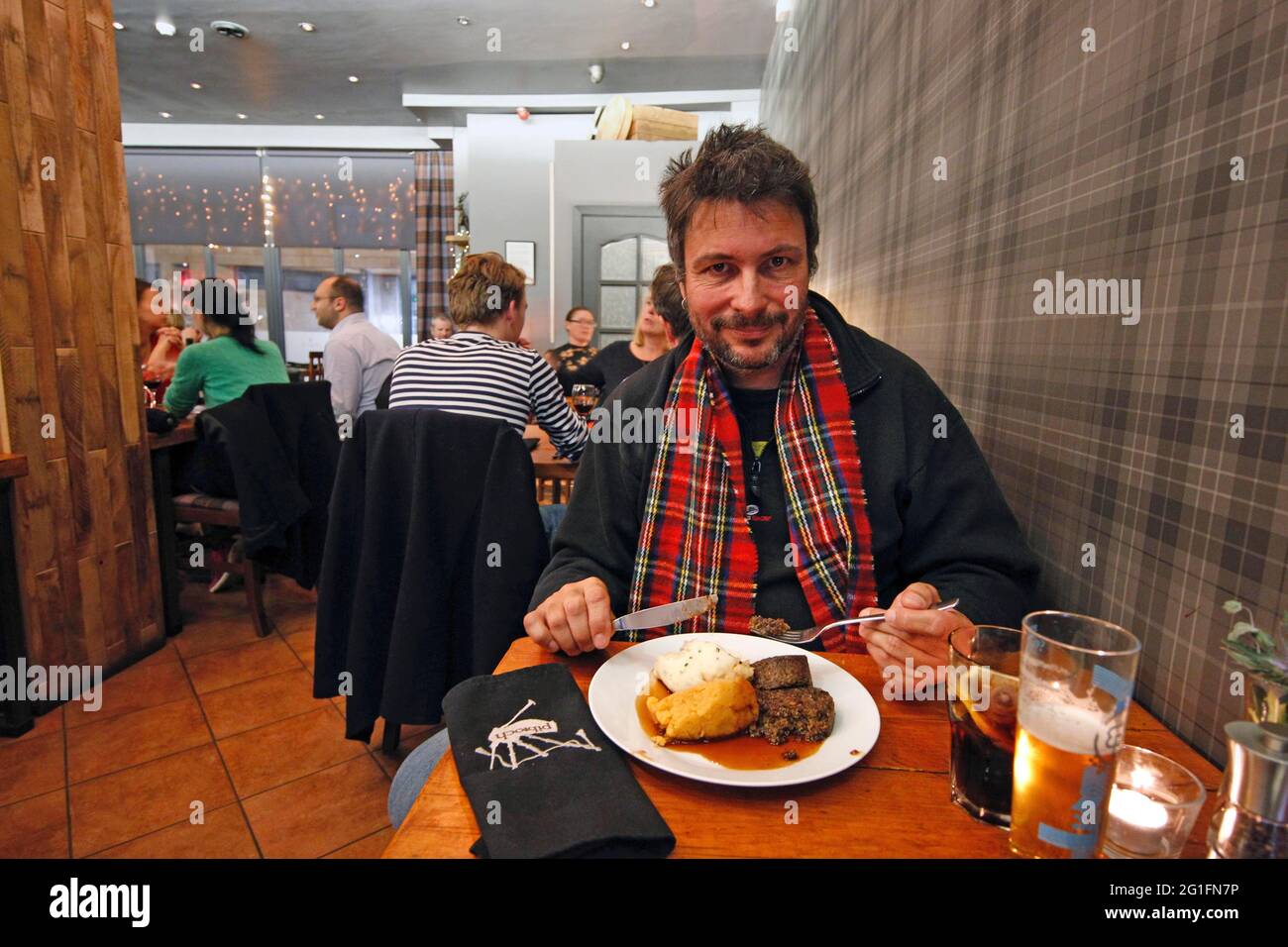 Restaurant Pibroch, cuisine écossaise, homme mangeant haggis, estomac de mouton farci, plat national écossais, spécialité, avec des tatties et des neeps, des navets Banque D'Images