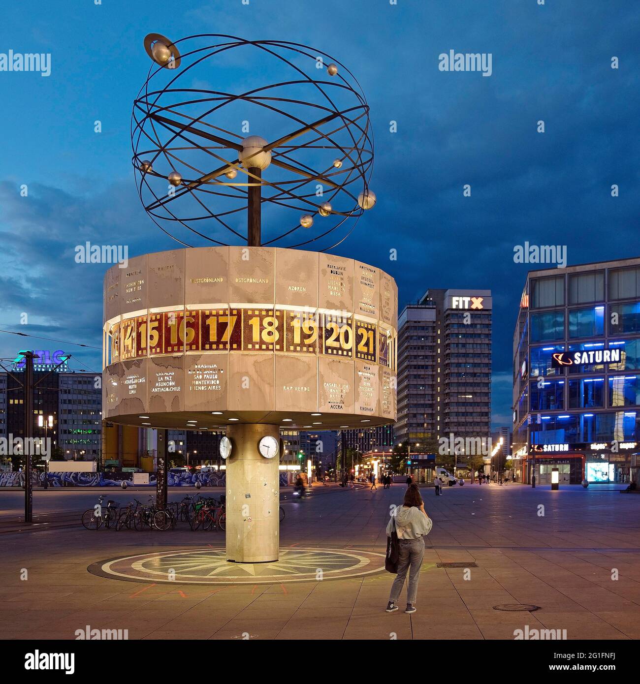 Horloge universelle Urania sur Alexanderplatz dans la soirée, Berlin Mitte, Berlin, Allemagne Banque D'Images