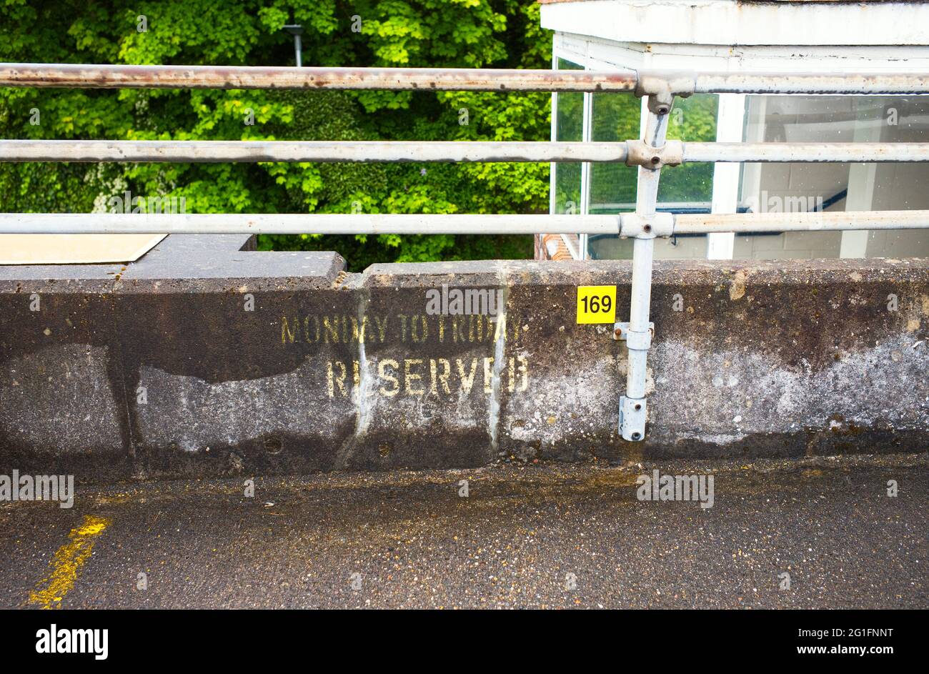 Du lundi au vendredi réservé peint sur un mur de parking Banque D'Images