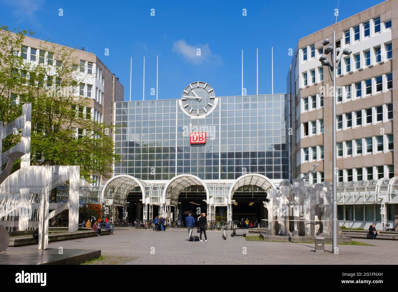 Entrée à la gare centrale de Düsseldorf, vue inversée, Düsseldorf, Rhénanie-du-Nord-Westphalie, Allemagne Banque D'Images