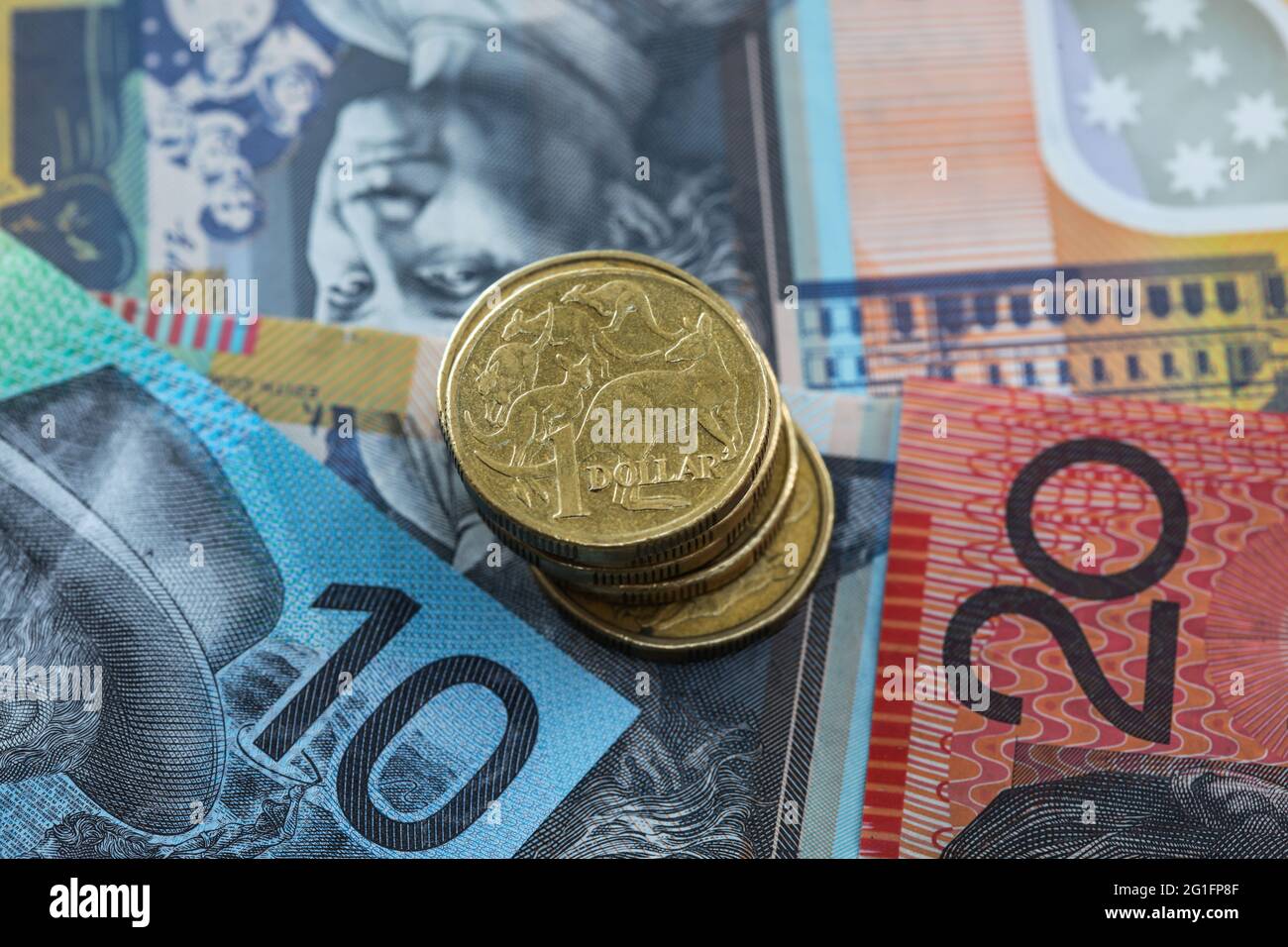 Une pile de pièces en dollars australiens placées sur des billets de dix à vingt et cinquante dollars. Banque D'Images