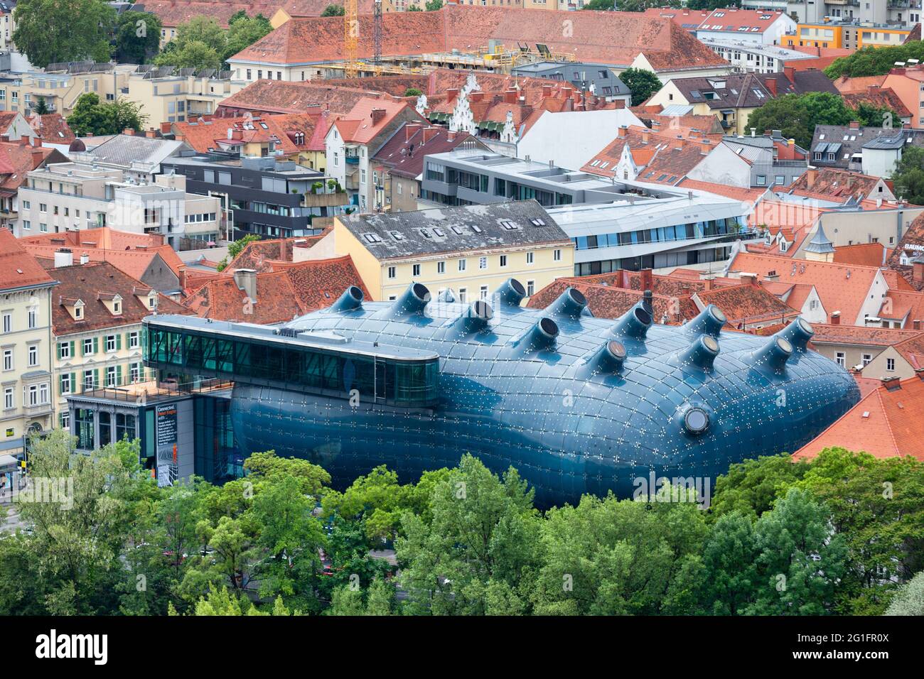 Graz, Autriche - mai 28 2019 : vue aérienne du Kunsthaus Graz, musée d'art moderne situé au bord de la rivière, dans un bâtiment bleu amorphe, avec une vue à la pointe, temporaire Banque D'Images