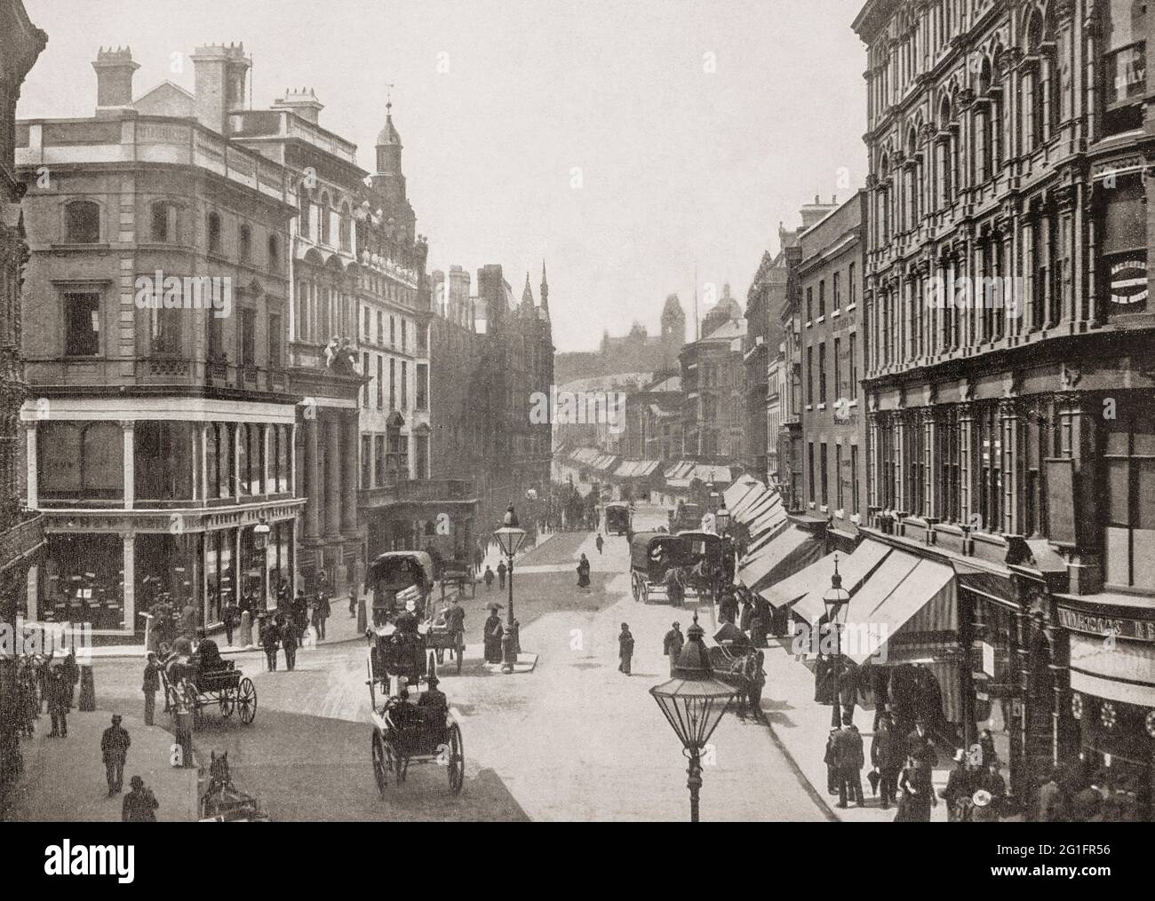 Vue de la fin du XIXe siècle sur New Street, dans le centre de Birmingham, en Angleterre. C'est l'une des principales artères et rues commerçantes de la ville reliant Victoria Square au Bullring. Elle donne son nom à la gare de New Street, bien que la gare n'ait jamais eu accès directement à New Street sauf via Stephenson Street. Banque D'Images