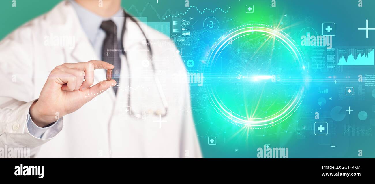 Gros plan d’un médecin vous donnant une pilule Banque D'Images