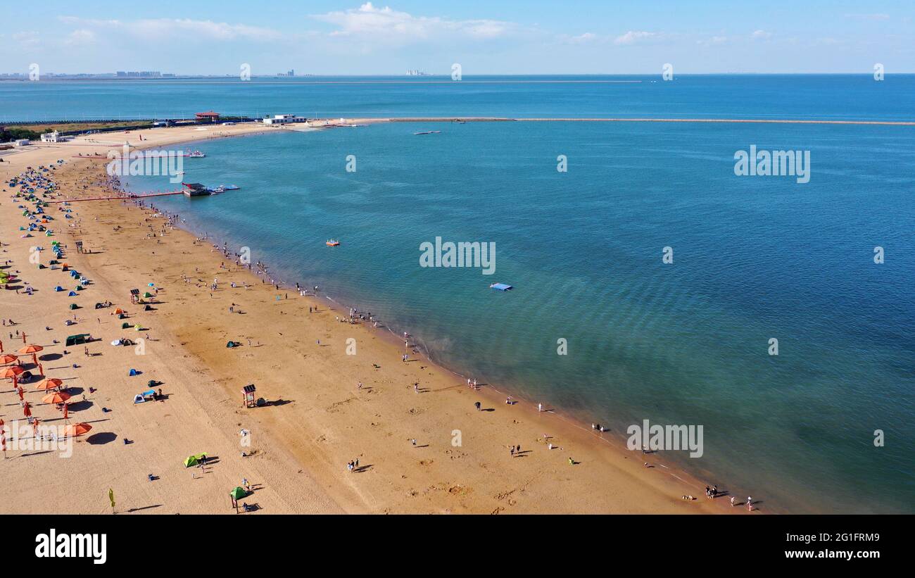 (210607) -- TIANJIN, le 7 juin 2021 (Xinhua) -- photo aérienne prise le 5 juin 2021 montre une station balnéaire artificielle au port de Dongjiang dans la nouvelle zone de Binhai dans le nord de la Chine Tianjin. Tianjin, dans le nord de la Chine, bénéficie d'une riche biodiversité le long d'un littoral de 153 km composé d'appartements de marée boueux. Au fil des ans, la ville a travaillé à la lutte contre la pollution et à la gestion des rives de la mer de Bohai pour restaurer ses zones humides côtières, tandis que des mesures plus strictes de remise en état des terres ont été mises en œuvre. En 2020, 70.4 % des eaux extracôtières de Tianjin ont atteint une qualité sonore dans le cadre d'un plan d'action triennal de Batt Banque D'Images