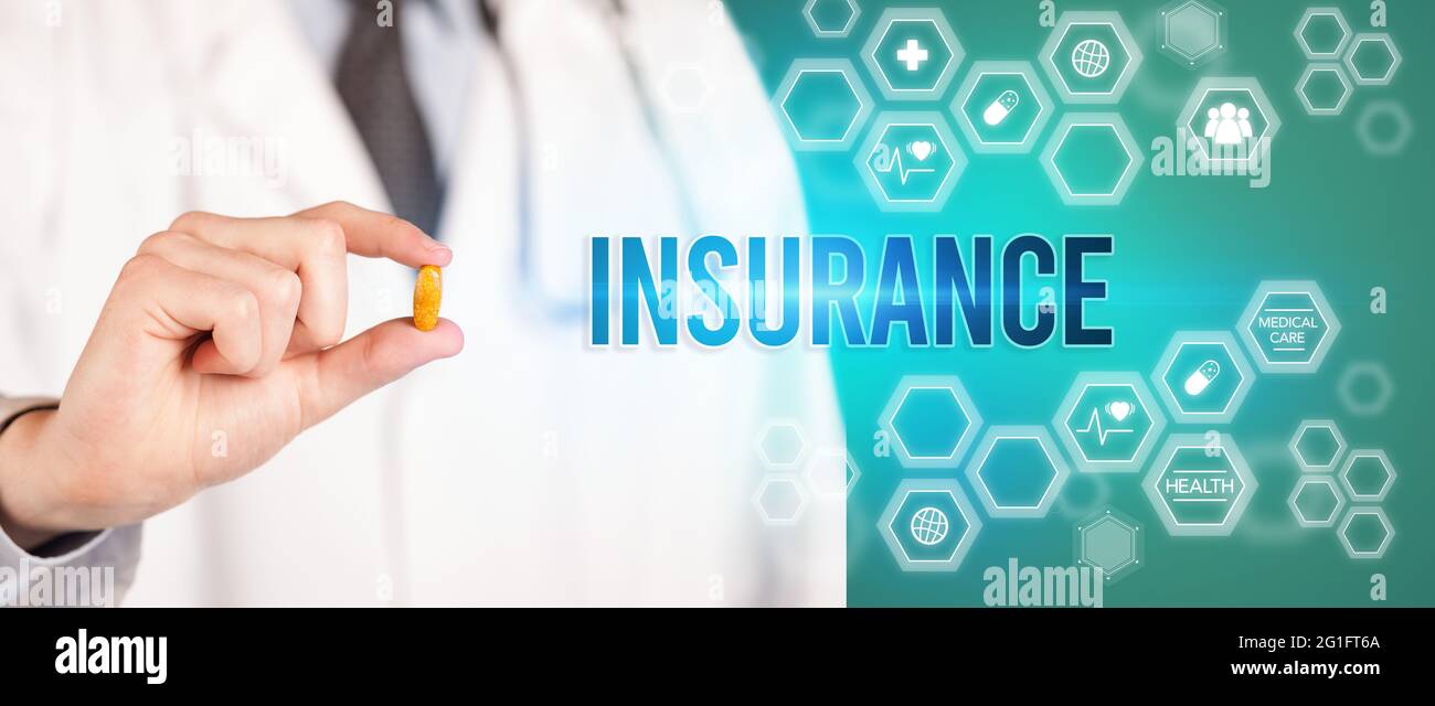 Gros plan d’un médecin vous donnant une pilule Banque D'Images