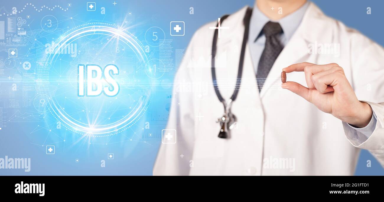 Gros plan d’un médecin vous donnant une pilule Banque D'Images