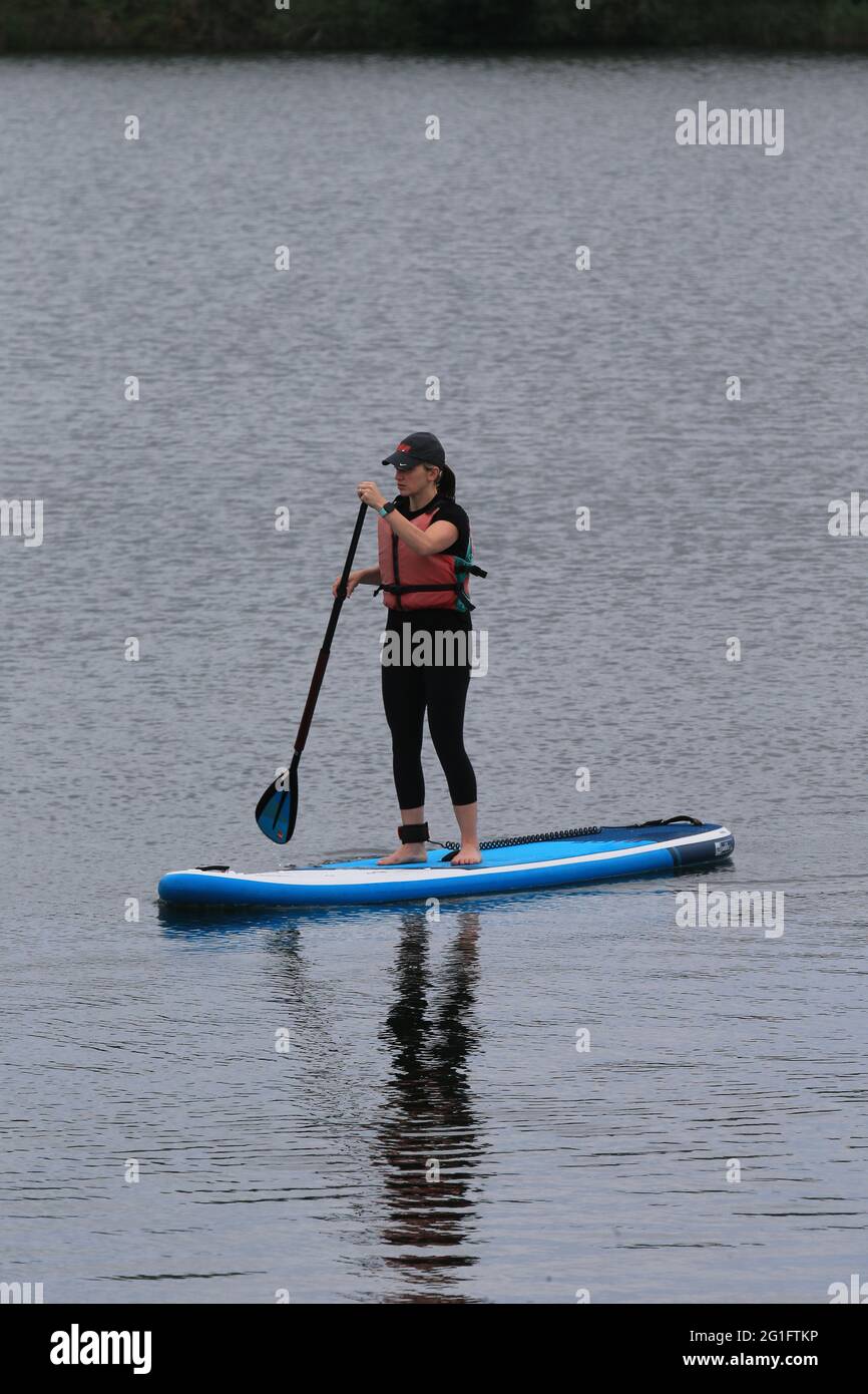 Cirencester, Royaume-Uni, 7 juin 2021. Météo Royaume-Uni. Un après-midi  chaud pour une douce paddle sur le lac au parc aquatique Cotswold,  Wiltshire. Credit: Gary Learmonth / Alamy Live News Photo Stock -