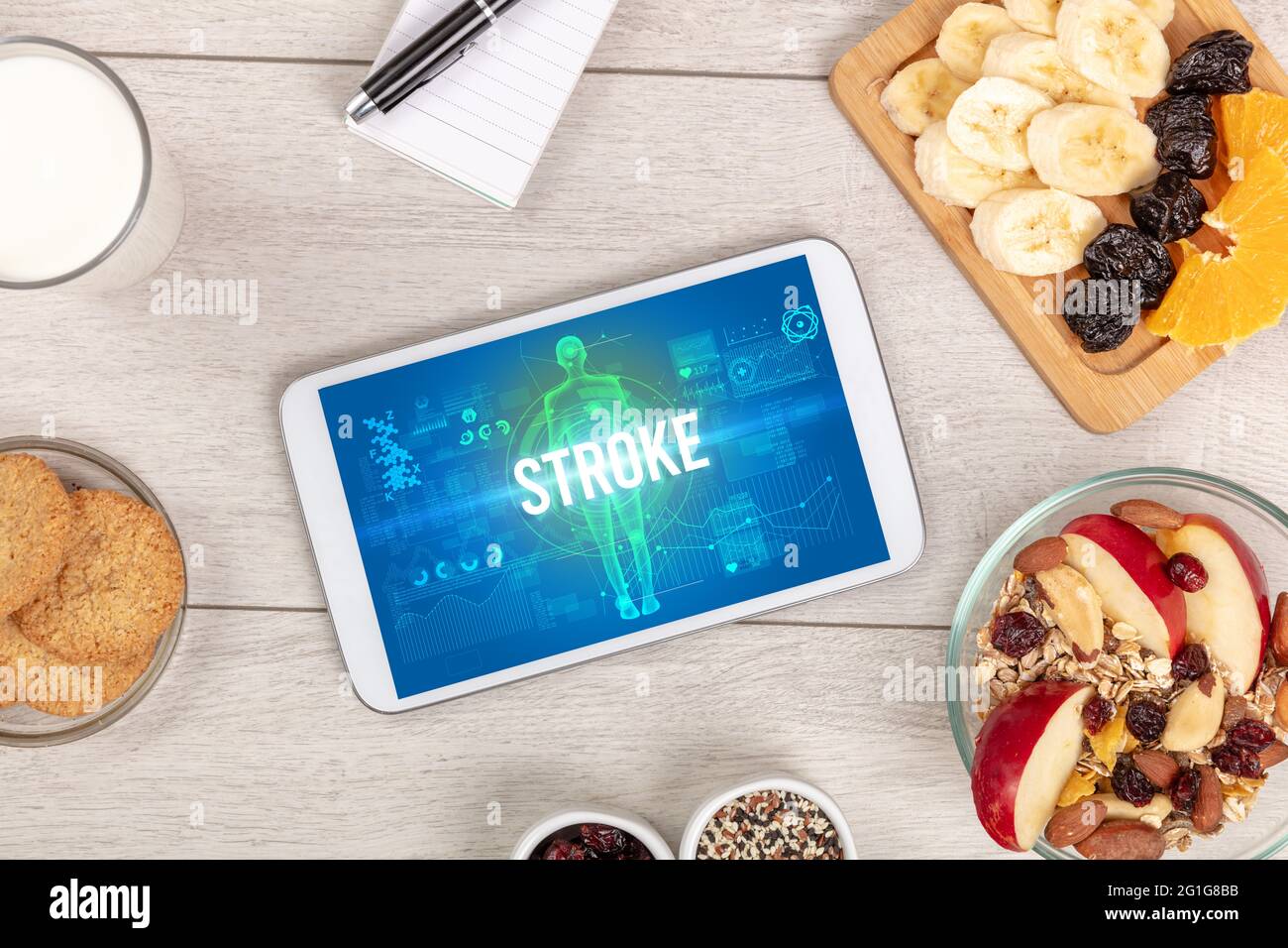 Tablet PC avec fruits, concept médical Banque D'Images