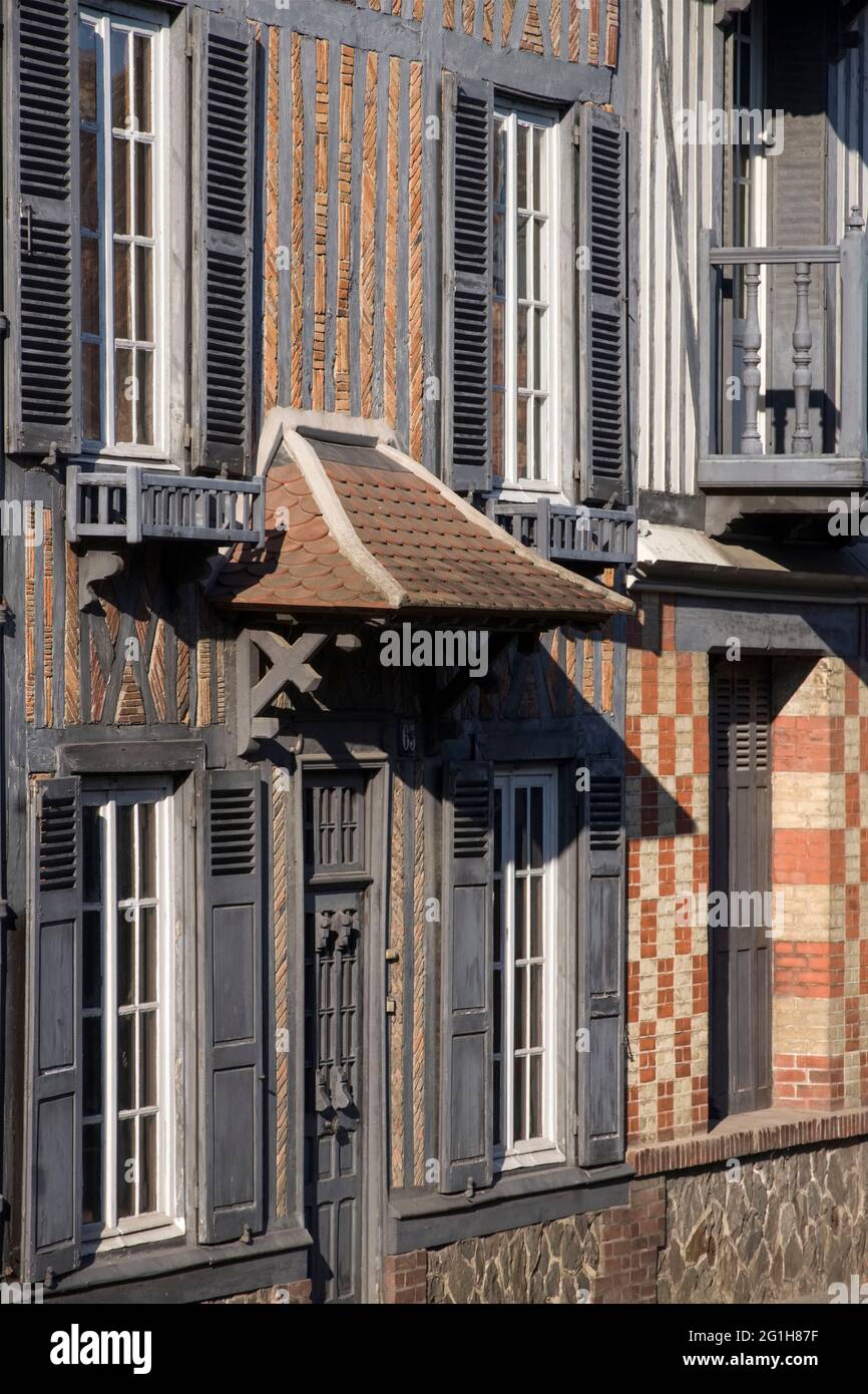 Pont l'Eveque (Normandie, Nord-Ouest de la France) : maison à colombages dans la rue "rue Vaucelles". L’histoire du roman de Gustave Flaubert EST UN simple cœur Banque D'Images