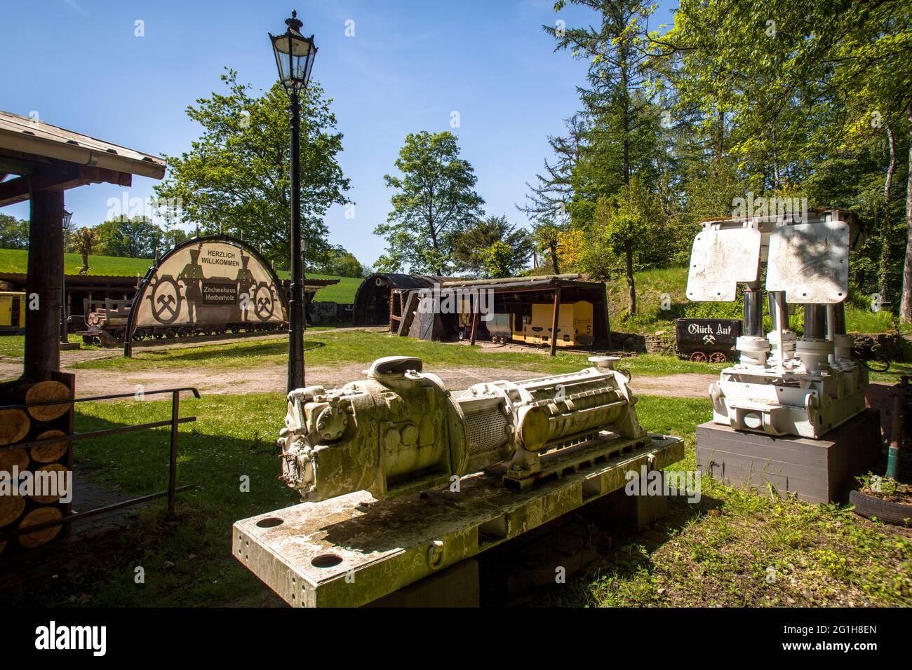 Des équipements et des machines de soutien au sol miniers historiques sont exposés sur le site en plein air de la maison de la mine Herberholz, sur le sentier minier de la Banque D'Images