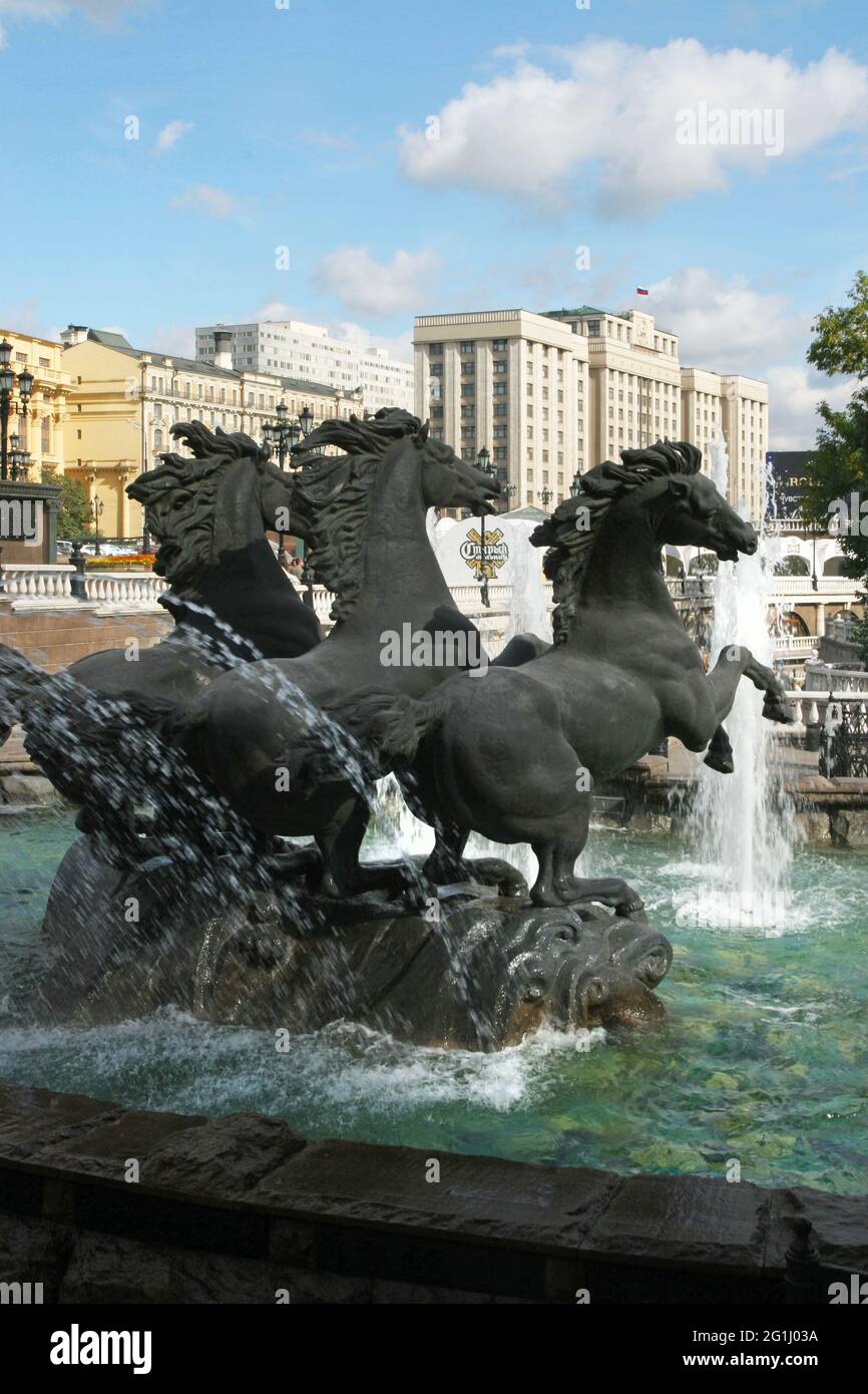 En plein jour galopant chevaux fontaine Manège Square Moscou, Russie Banque D'Images