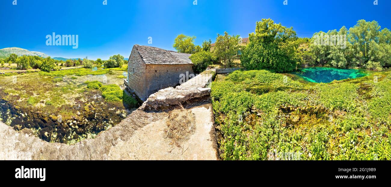 Ruines d'un ancien moulin en pierre sur la rivière Cetina source vue panoramique, région dalmate de Zagora en Croatie Banque D'Images