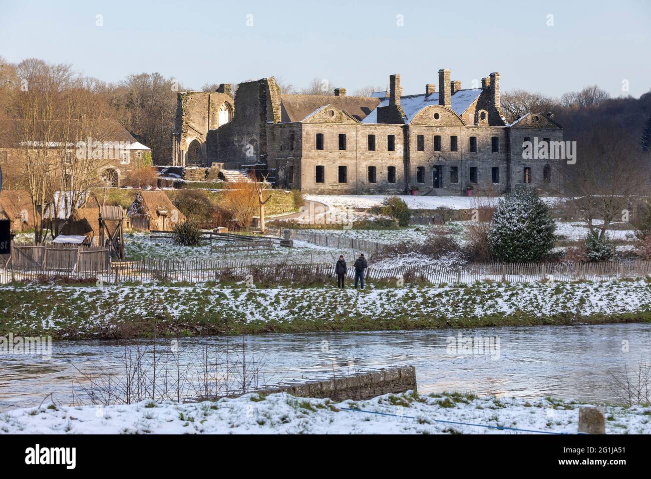 Saint Gelven (Bretagne, nord-ouest de la France) : l'abbaye de notre Dame de bon repos le long de la rivière Blavet couverte de neige en hiver, le 10 février, Banque D'Images