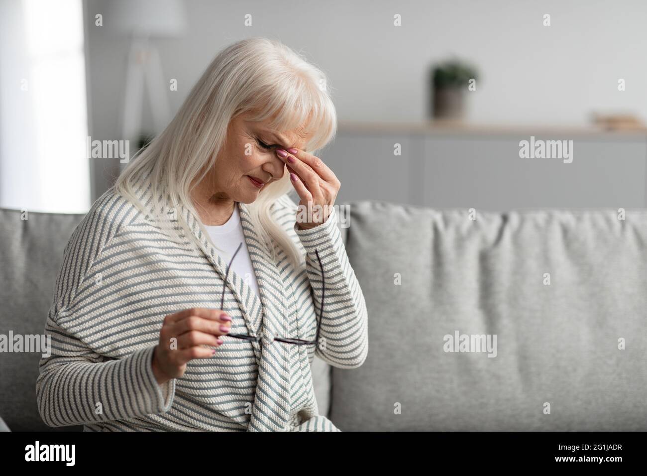 Femme mature fatiguée frottant les yeux secs irrités Banque D'Images