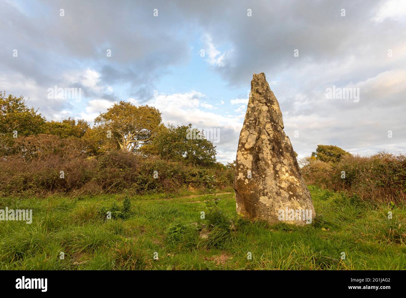 Carnac (Bretagne, nord-ouest de la France) : menhir (pierre debout) au sommet du tombeau ou tumulus de la chambre Moustoir Banque D'Images