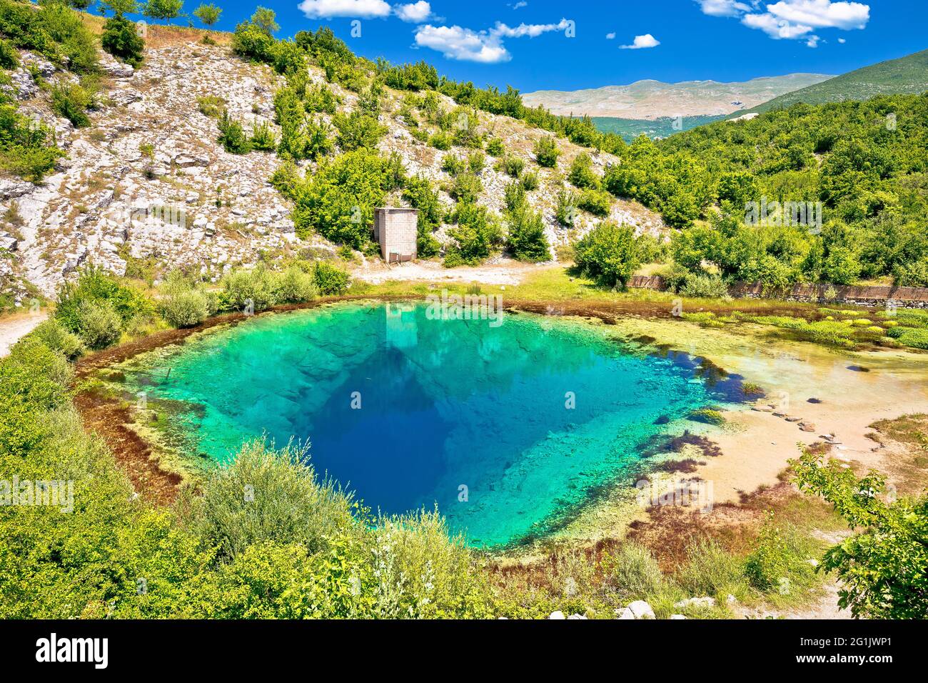 Rivière Cetina source d'eau trou vert vue sur le paysage, l'arrière-pays de la Dalmatie de Croatie Banque D'Images