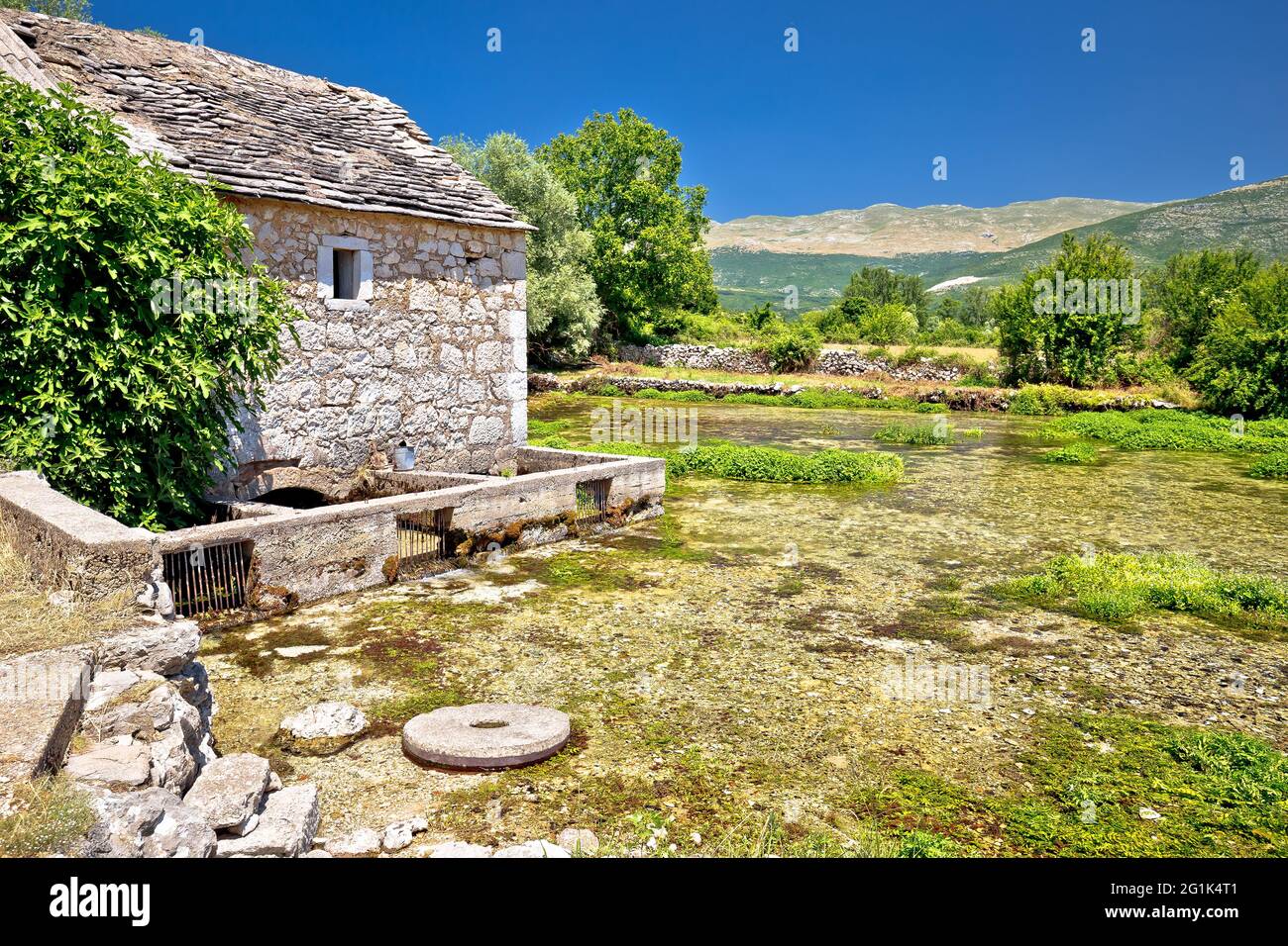Ruines d'un ancien moulin en pierre sur la source de la rivière Cetina, région de Dalmatian Zagora en Croatie Banque D'Images