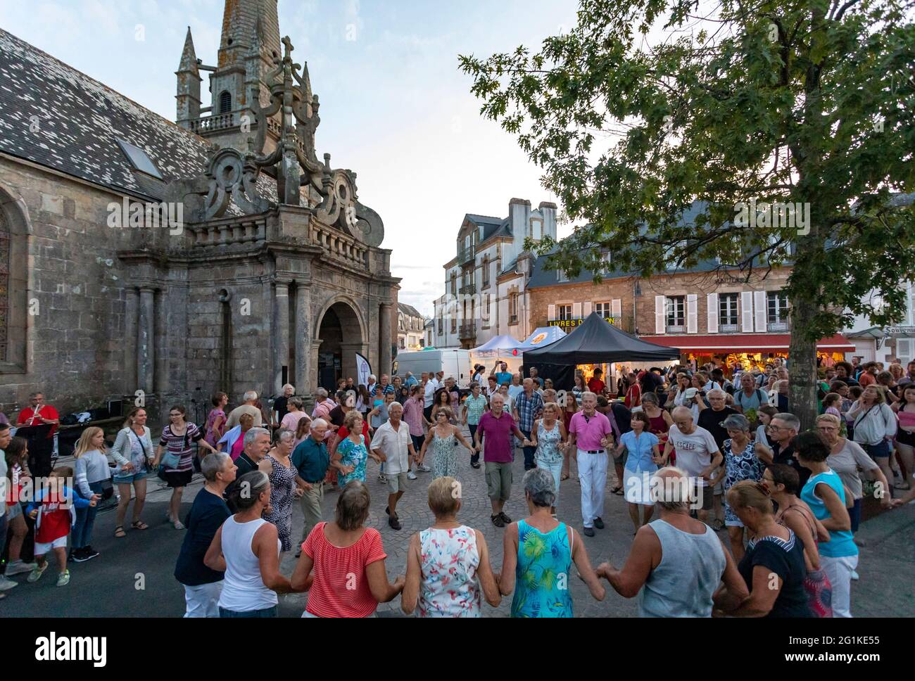 Carnac (Bretagne, Nord-Ouest de la France) : danse bretonne devant l'église Saint Cornely pendant le marché de nuit Banque D'Images