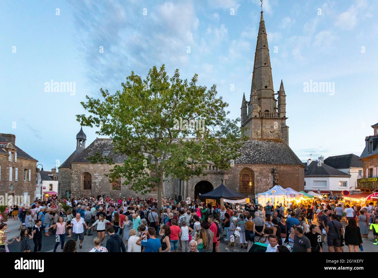 Carnac (Bretagne, Nord-Ouest de la France) : danse bretonne devant l'église Saint Cornely pendant le marché de nuit Banque D'Images