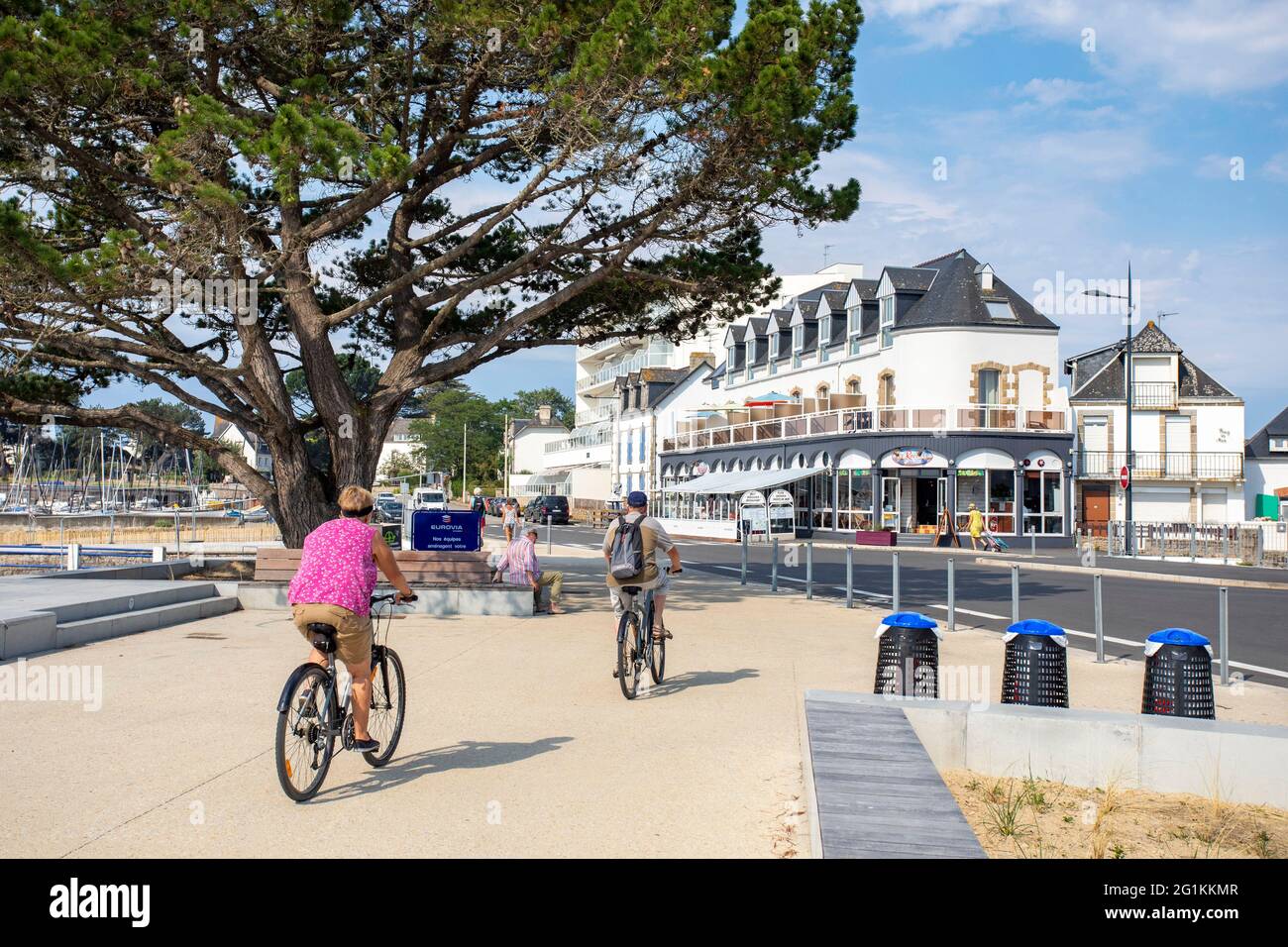 Carnac (Bretagne, Nord-Ouest de la France) : cyclistes le long du front de mer et de la plage principale "Grande plage" Banque D'Images