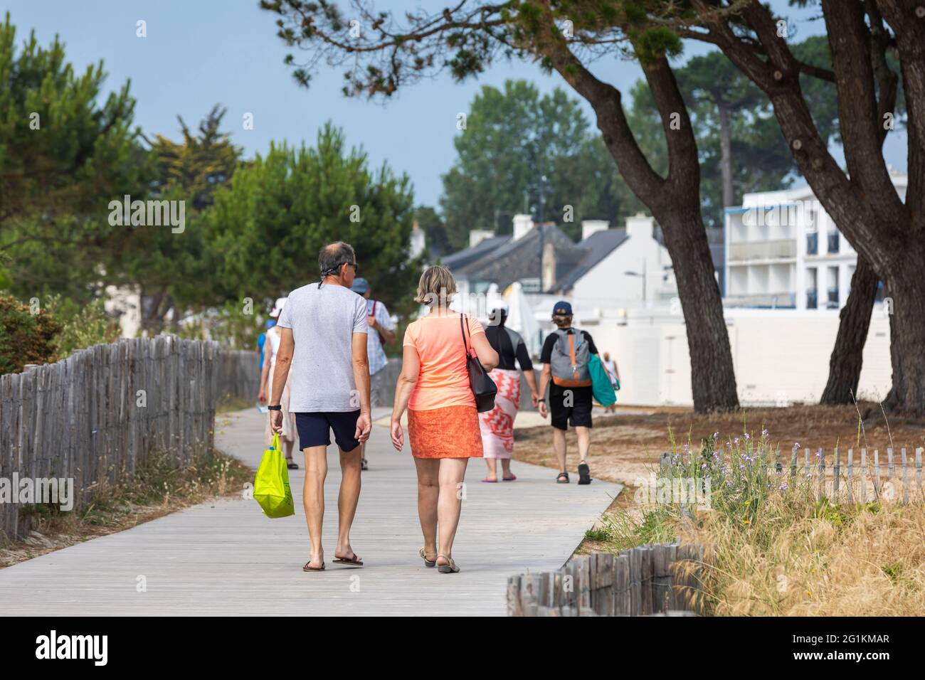 Carnac (Bretagne, nord-ouest de la France) : promenades le long du front de mer et de la plage principale "Grande plage" Banque D'Images