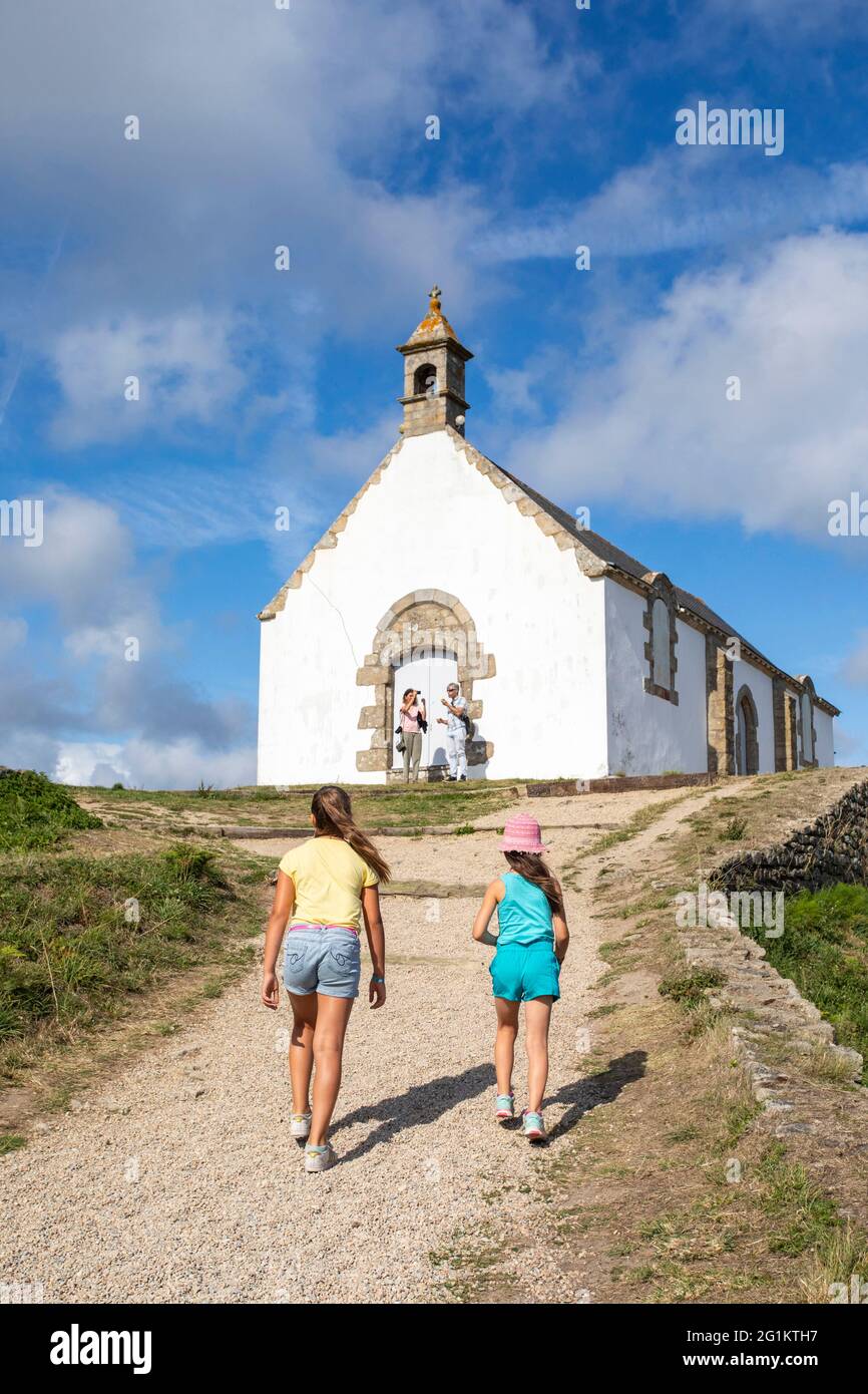 Carnac (Bretagne, nord-ouest de la France) : enfant marchant jusqu'à la chapelle au sommet du tumulus Saint Michel. Le site enregistré comme une terre historique nationale Banque D'Images