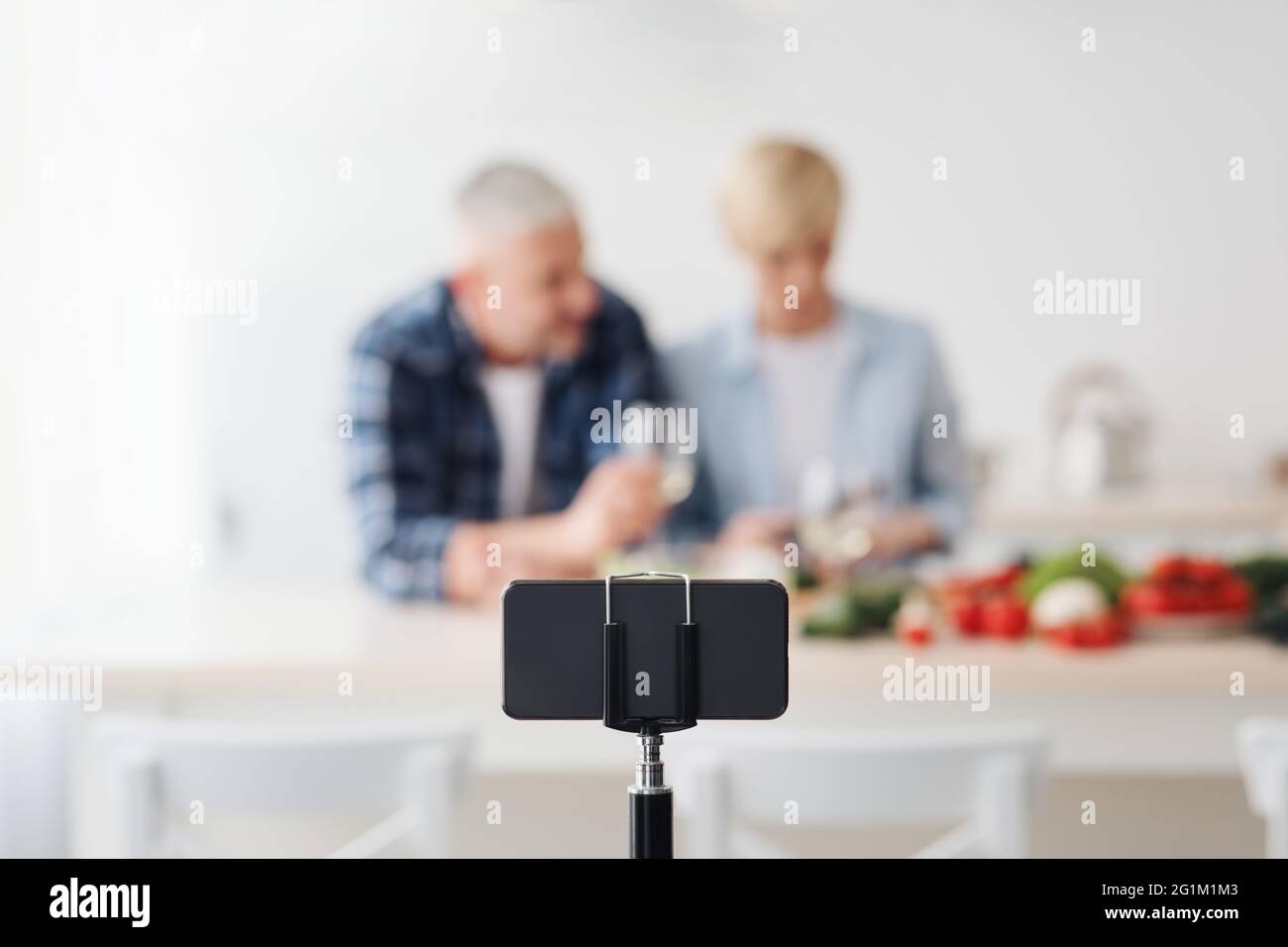 Streaming vidéo en direct et blogueur de nourriture faire de la salade et s'amuser Banque D'Images