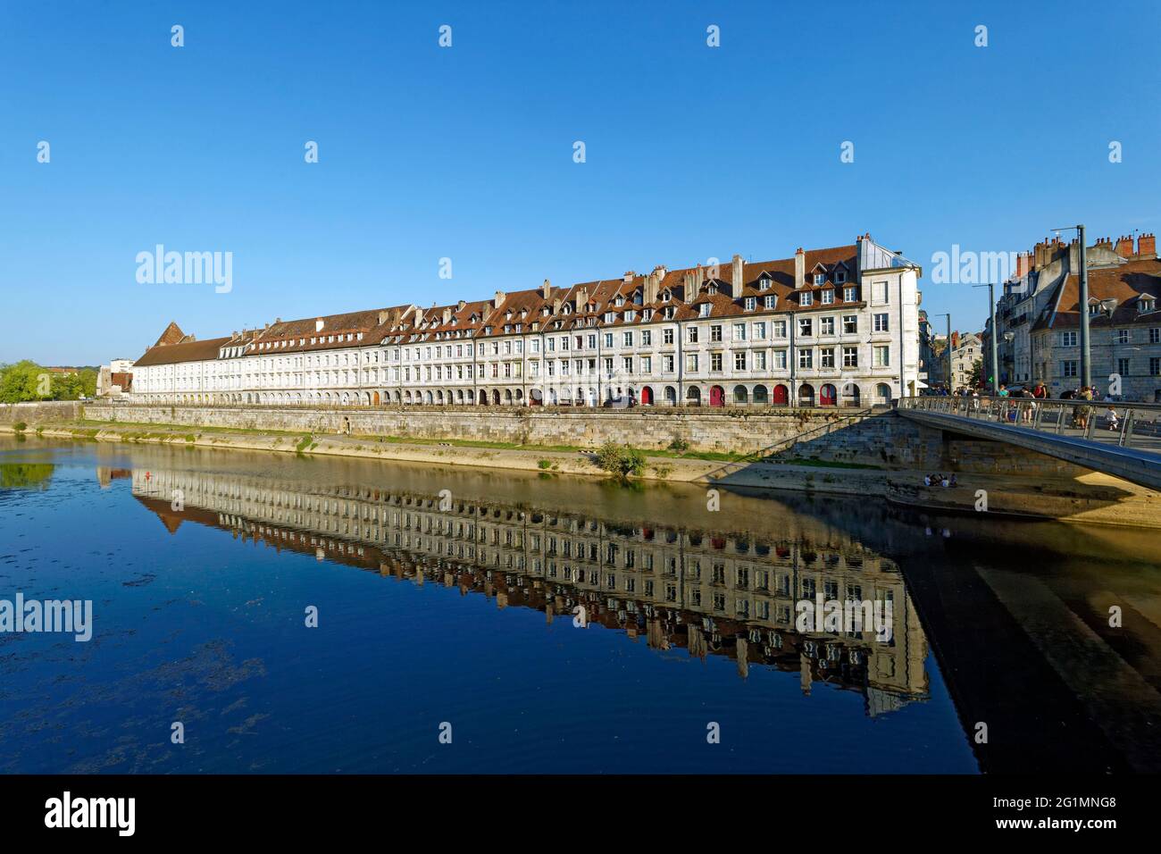 France, Doubs, Besançon, le centre historique, la façade du quai Vauban sur les quais du Doubs Banque D'Images