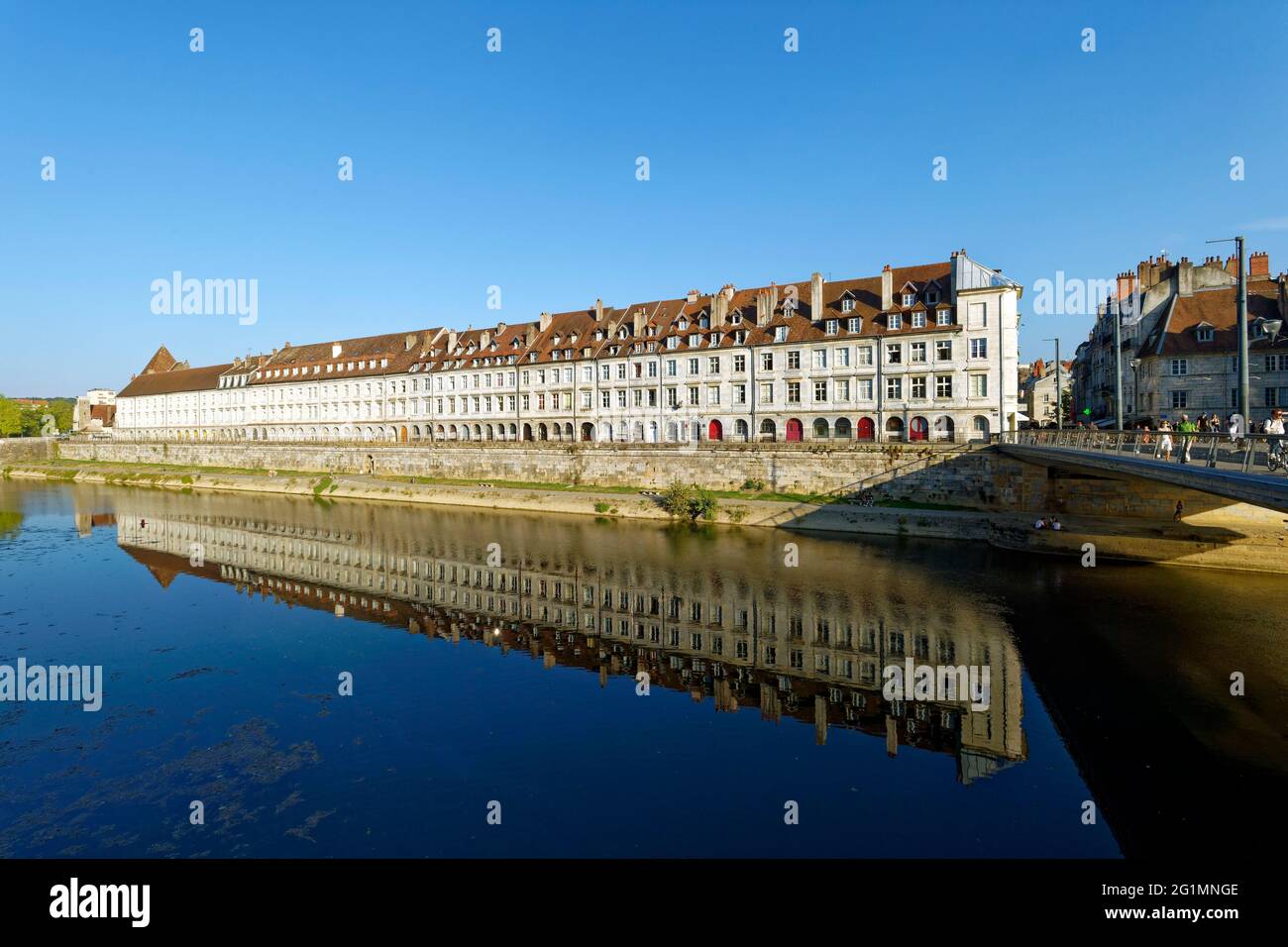 France, Doubs, Besançon, le centre historique, la façade du quai Vauban sur les quais du Doubs Banque D'Images