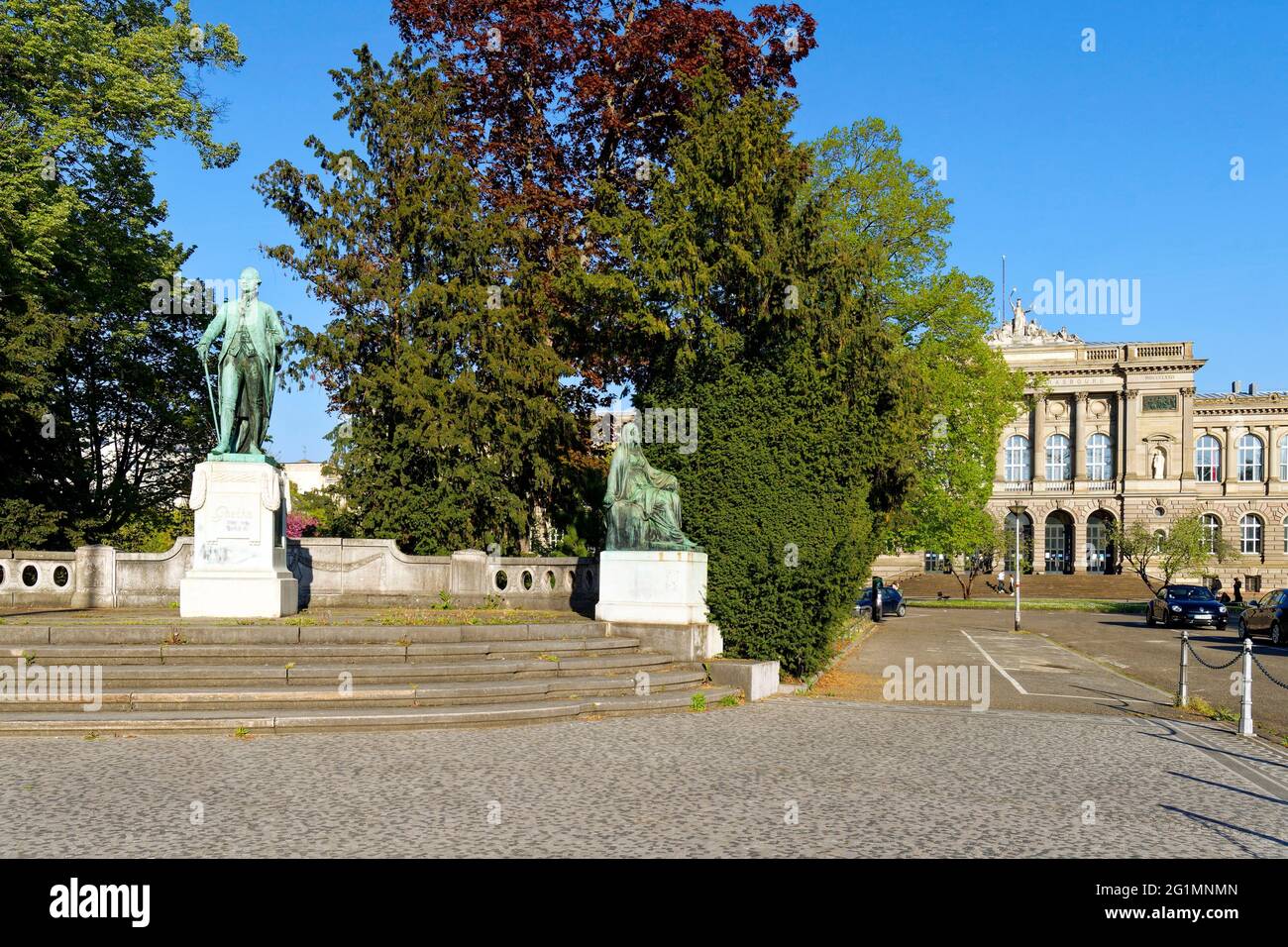 France, Bas Rhin, Strasbourg, quartier Neustadt datant de la période allemande classée au patrimoine mondial de l'UNESCO, place de l'Université (place de l'Université), statue de Goethe (1904) et palais de l'Université (1884) Banque D'Images