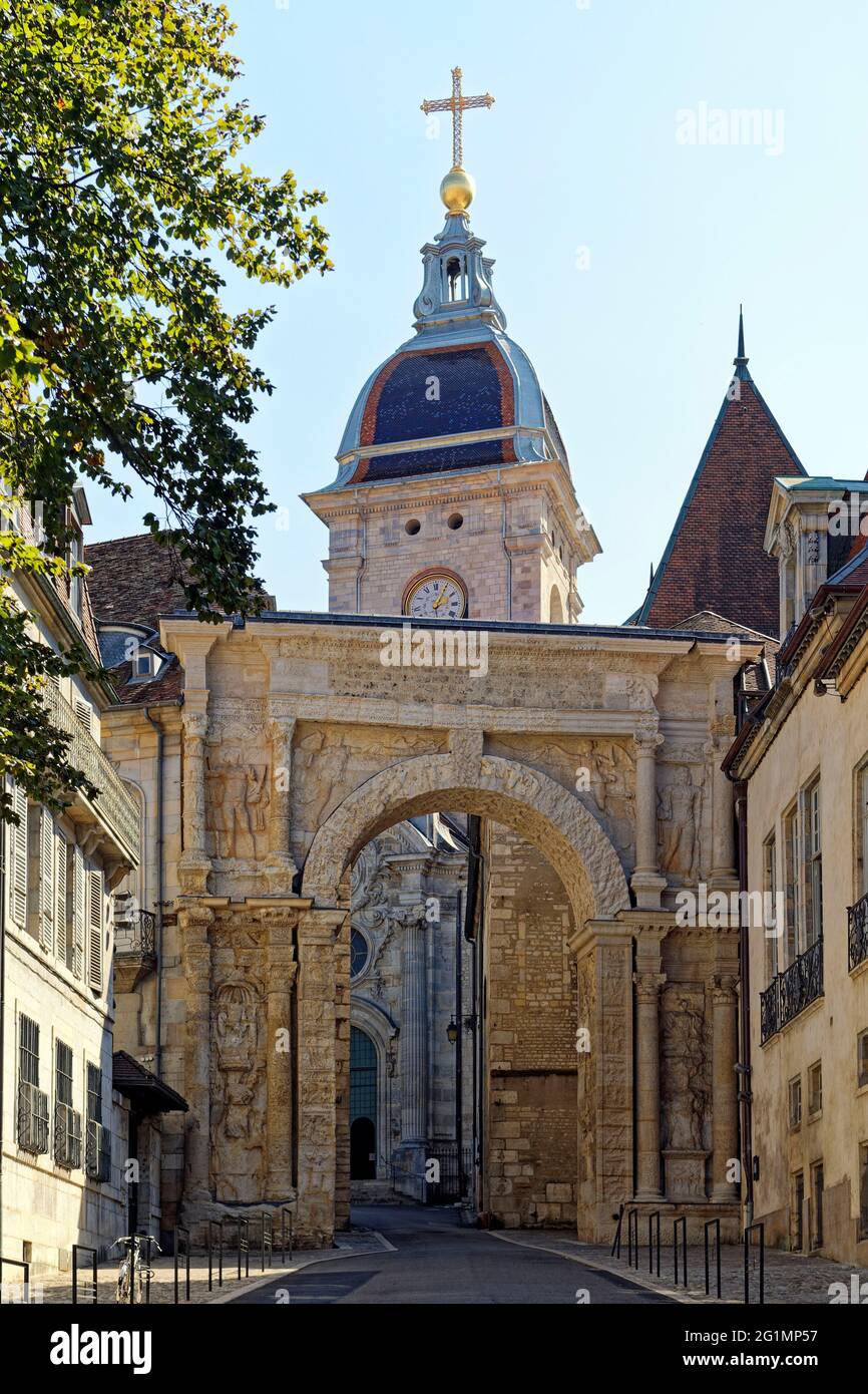 France, Doubs, Besançon, centre historique, porte Noire, arche triomphale  du 2ème siècle et cathédrale Saint-Jean Photo Stock - Alamy