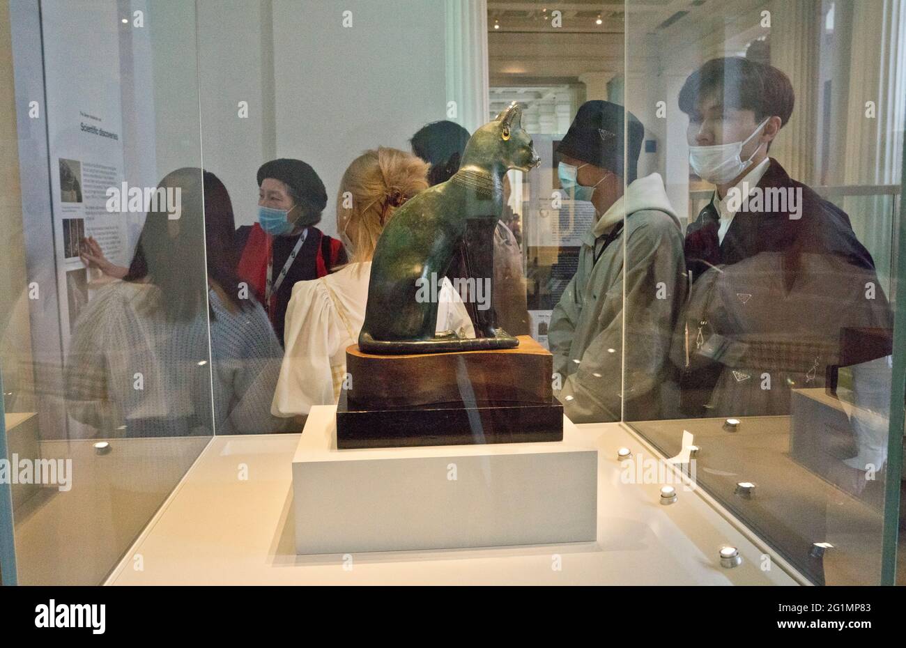 Guide touristique et visiteurs au British Museum à Londres, portant des masques en raison de la pandémie COVID-19, Angleterre, Royaume-Uni Banque D'Images