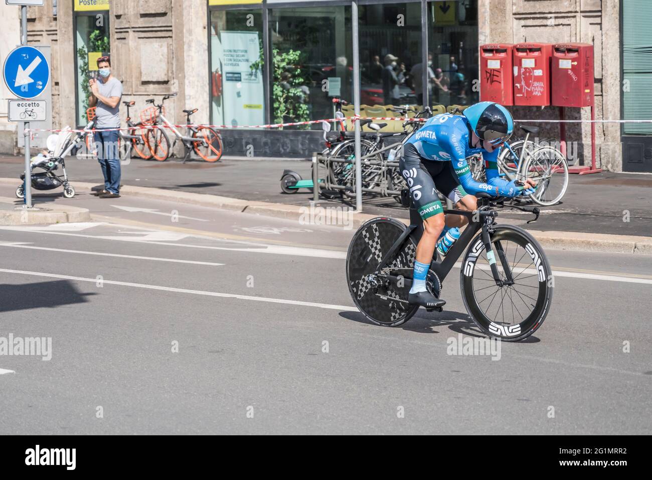 MILAN, ITALIE - MAI 30: Dernière étape de Giro 2021, Lorenzo Fortunato concurrent de l'équipe Eolo-Kometa à grande vitesse pendant l'essai individuel dans la ville s. Banque D'Images