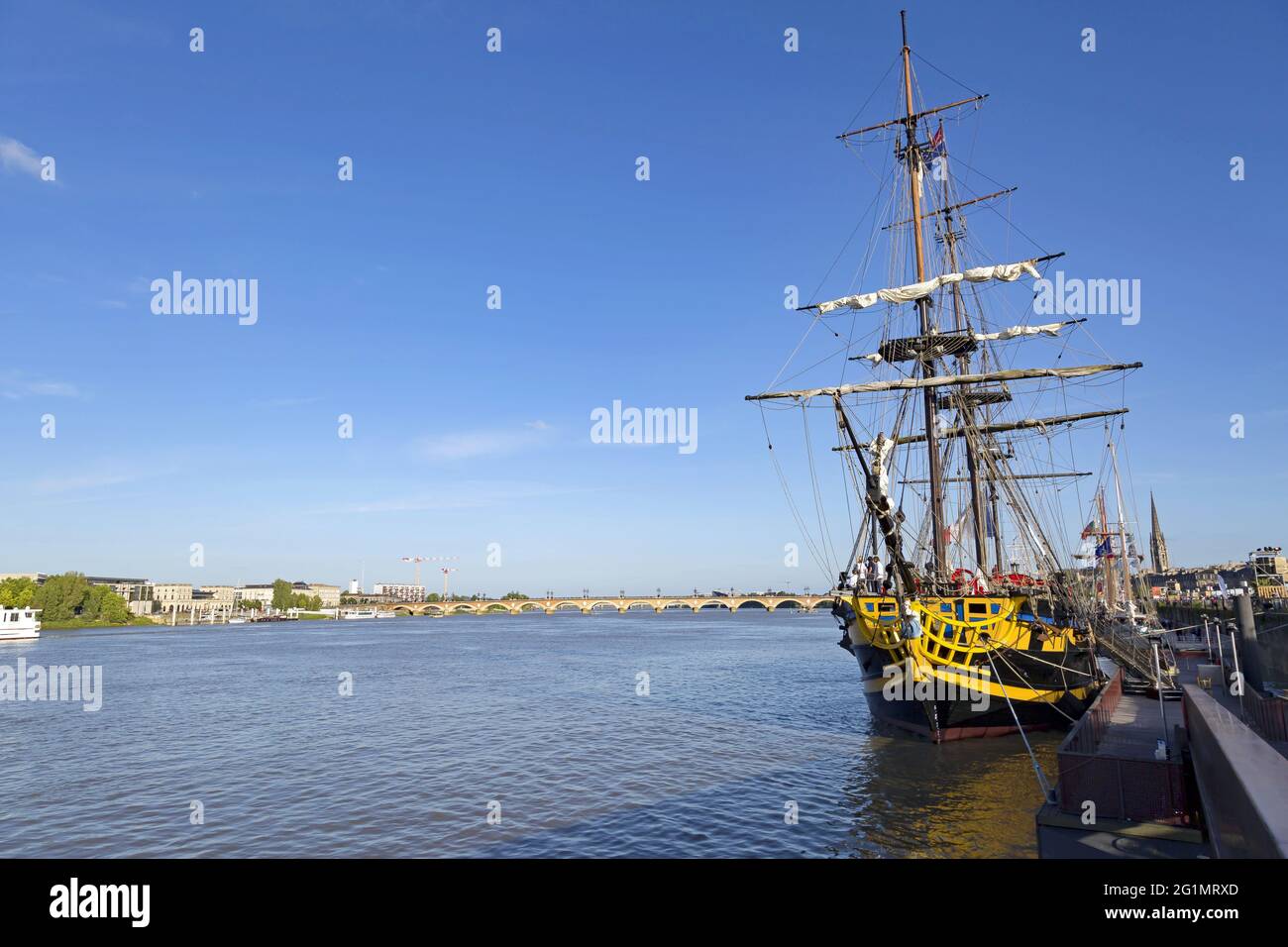 France, Gironde, Bordeaux, région classée au Patrimoine mondial, Bordeaux fte le fleuve, rassemblement de voiliers sur les rives de la Garonne, l'Etoile du Roy, carré à trois mâts de 46 m, réplique inspirée d'une frégate britannique du XVIIIe siècle, de type sixième rangée avec 20 canons Banque D'Images