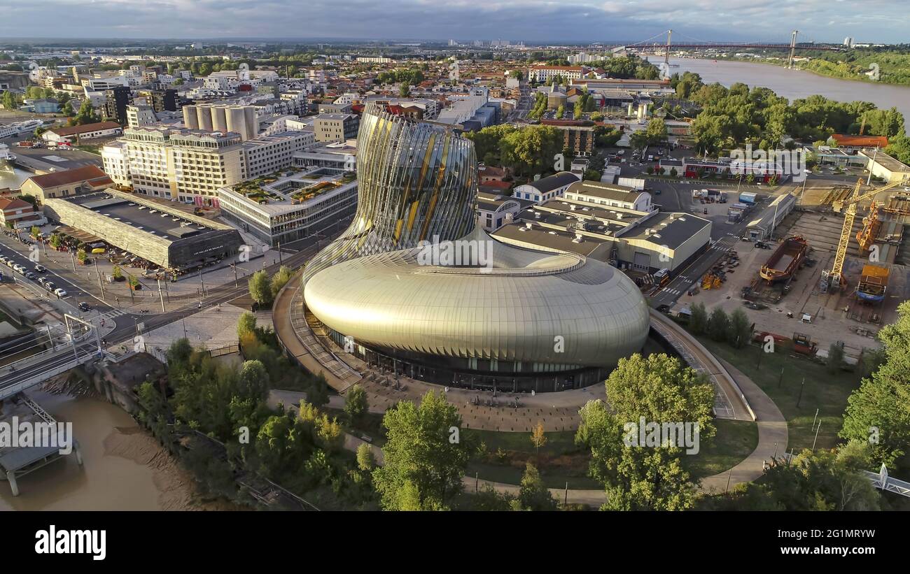 France, Gironde, Bordeaux, région classée au Patrimoine mondial, la ville du vin, conçue par les architectes de l'agence XTU et de l'agence de scénographie anglaise Casson Mann Limited, vue extérieure (vue aérienne) Banque D'Images