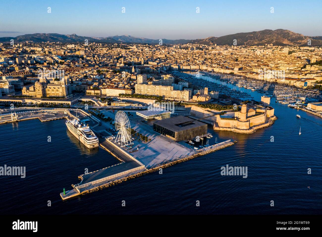 Marseille (sud-est de la France) : vue aérienne de la ville. De gauche à droite, Cathédrale de Marseille (française : Cathédrale Sainte Marie majeure de Marseil Banque D'Images