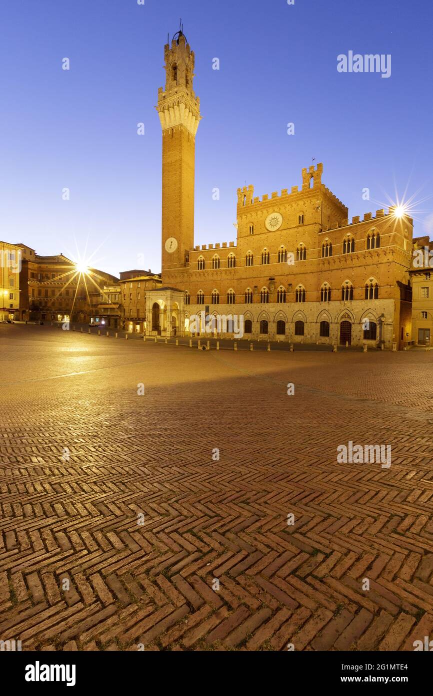 Italie, Toscane, Sienne, centre historique classé au patrimoine mondial de l'UNESCO, Torre de Mangia et Palazzo Pubblico sur la Piazza del Campo Banque D'Images