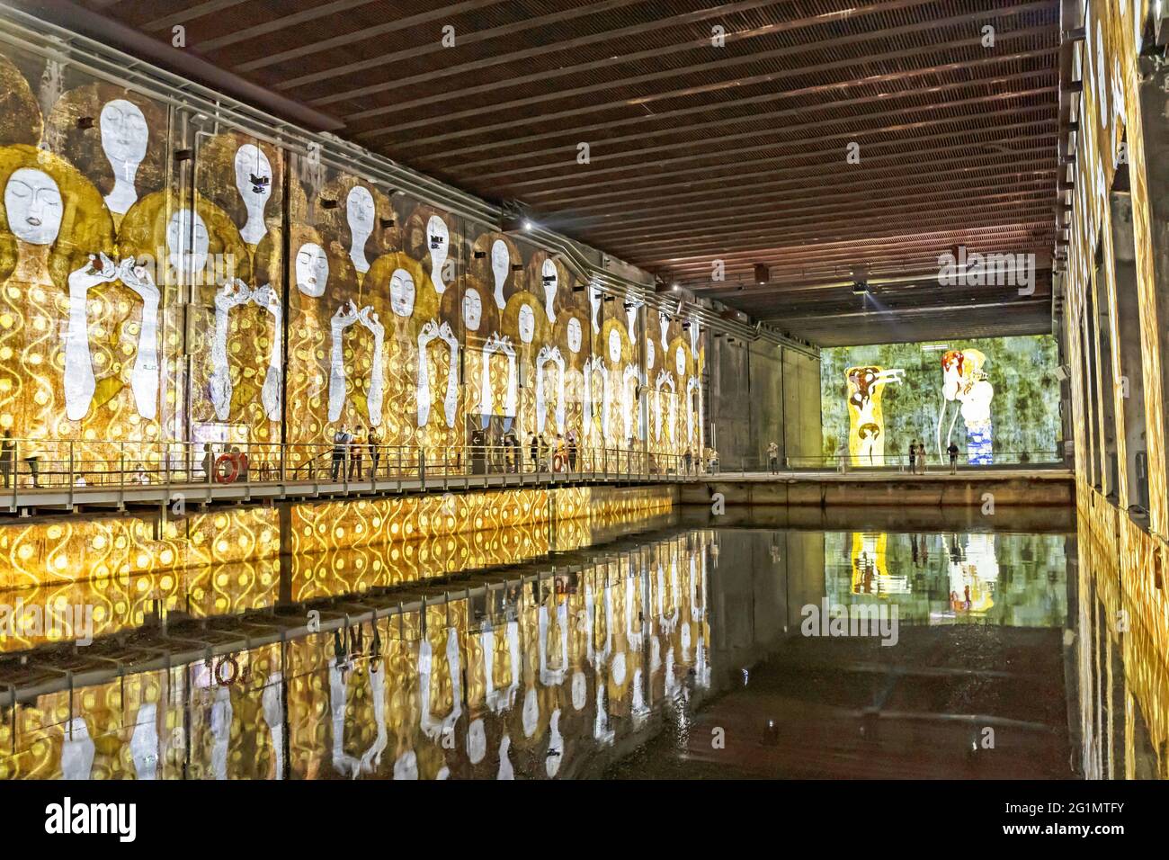 France, Gironde, Bordeaux, région classée au patrimoine mondial, Basin  afloat, base sous-marine, bassins d'exposition des lumières dédiés à Gustav  Klimt Photo Stock - Alamy