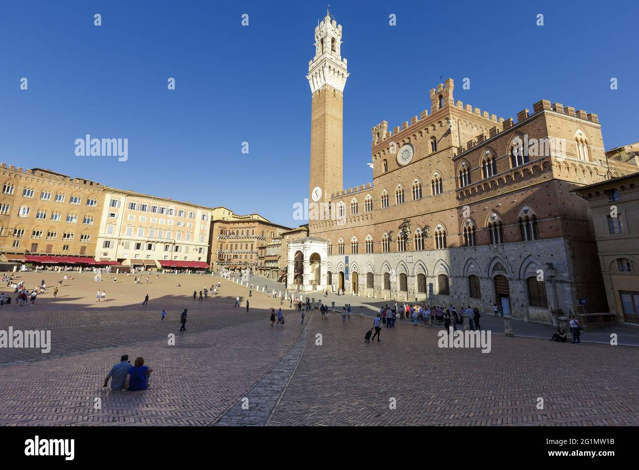 Italie, Toscane, Sienne, centre historique classé au Patrimoine Mondial de l'UNESCO, la Tour de Mangia sur la Piazza del Campo Banque D'Images