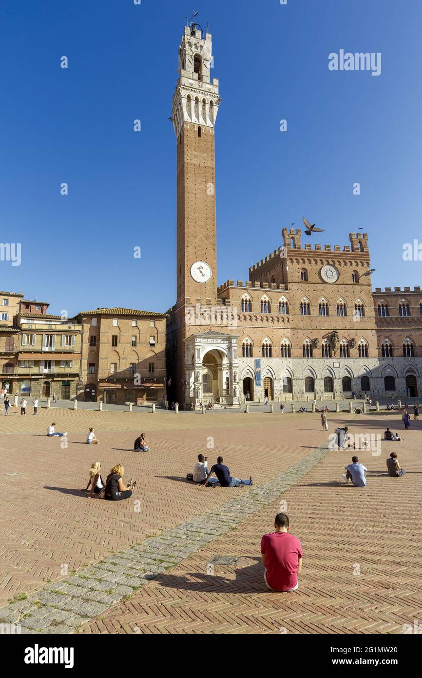 Italie, Toscane, Sienne, centre historique classé au Patrimoine Mondial de l'UNESCO, la Tour de Mangia sur la Piazza del Campo Banque D'Images