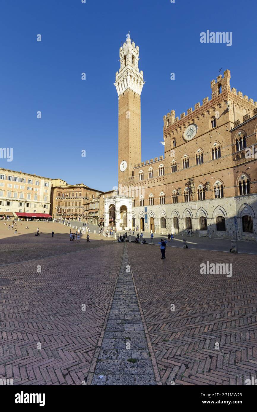 Italie, Toscane, Sienne, centre historique classé au Patrimoine Mondial de l'UNESCO, la Tour de Mangia sur la Piazza del Campo Banque D'Images