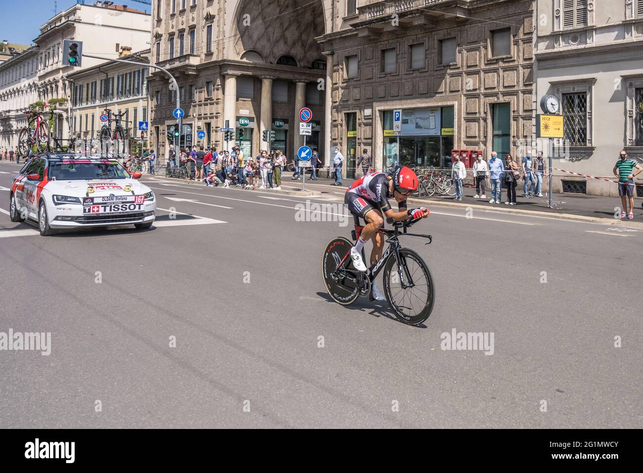 MILAN, ITALIE - MAI 30: Dernière étape de Giro 2021, Stefano Oldani concurrent de l'équipe Lotto Soudal et suivant la voiture à grande vitesse pendant le temps individuel Banque D'Images
