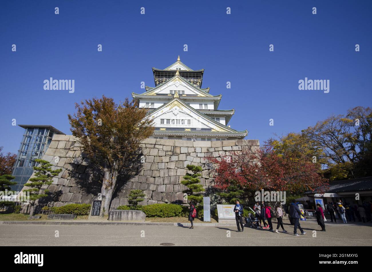 OSAKA, JAPON - 05 décembre 2019 : Osaka, Japon - 01 décembre 2019 : visite touristique et populaire du château d'Osaka à Osaka, Japon. Banque D'Images