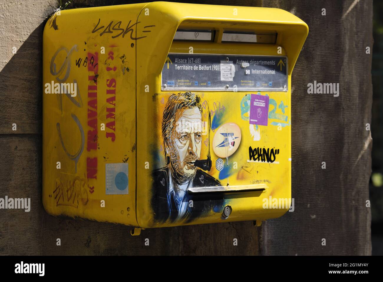 France Haut Rhin Mulhouse Grand Rue Boite Aux Lettres Artistique De L Artiste Christian Guemy 2016 La Chanteuse Renaud Photo Stock Alamy