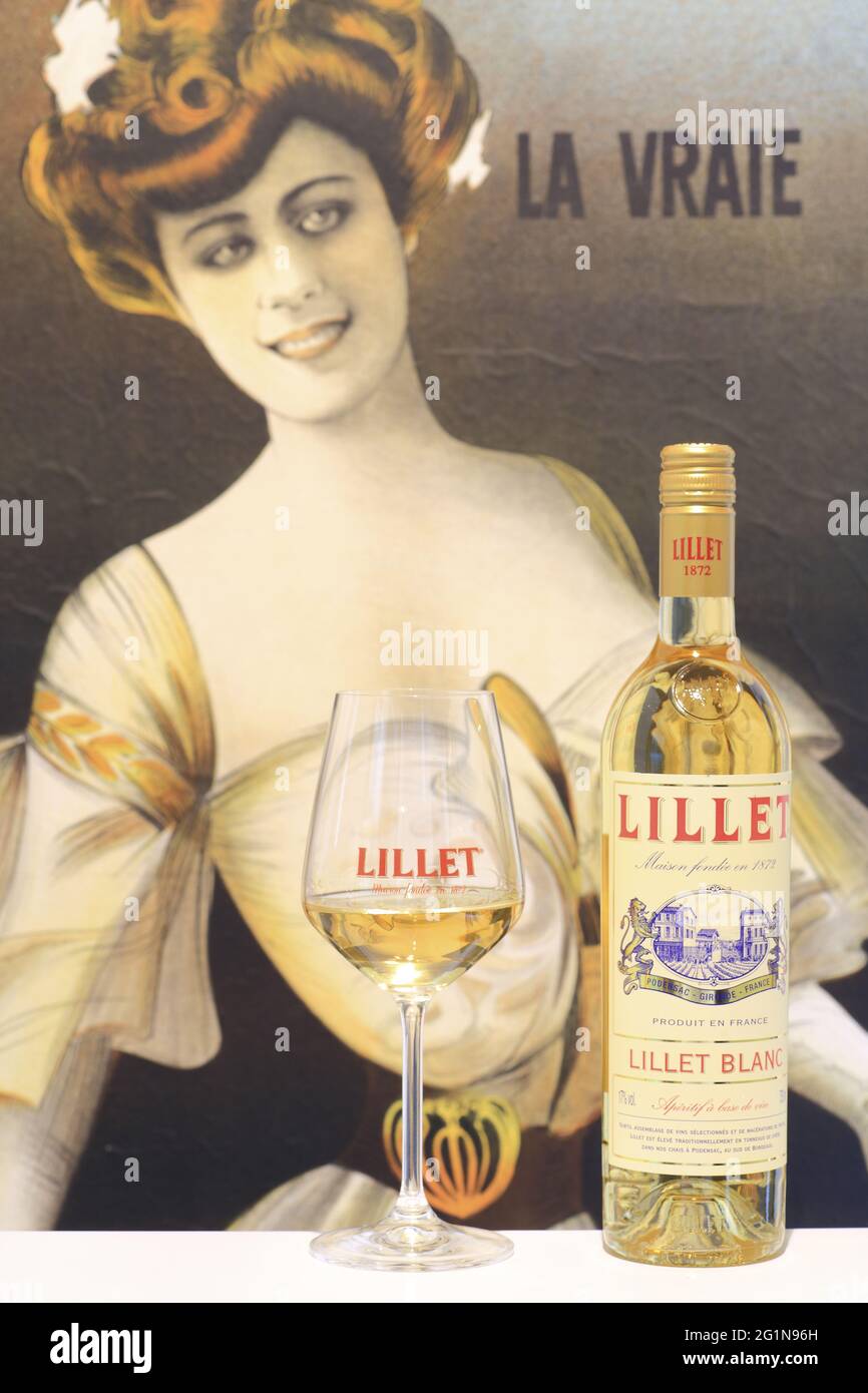 France, Gironde, Podensac, Lillet maison fondée en 1872 où Lillet est encore fait (apéritif fait de vin de Bordeaux et liqueur de fruits puis vieilli en fûts de chêne) depuis 1887, Lillet blanc devant une affiche publicitaire de 1906 Banque D'Images